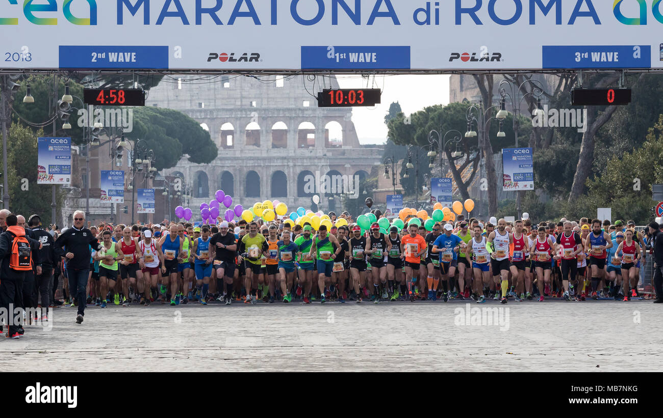 Rom, Italien, 8. April 2018: Start der 24. Ausgabe des Rom Marathon und Laufen für Spaß in Rom. Im Bild, die zweite Batterie der Marathonläufer rastet am Start. Credit: Polifoto/Alamy leben Nachrichten Stockfoto