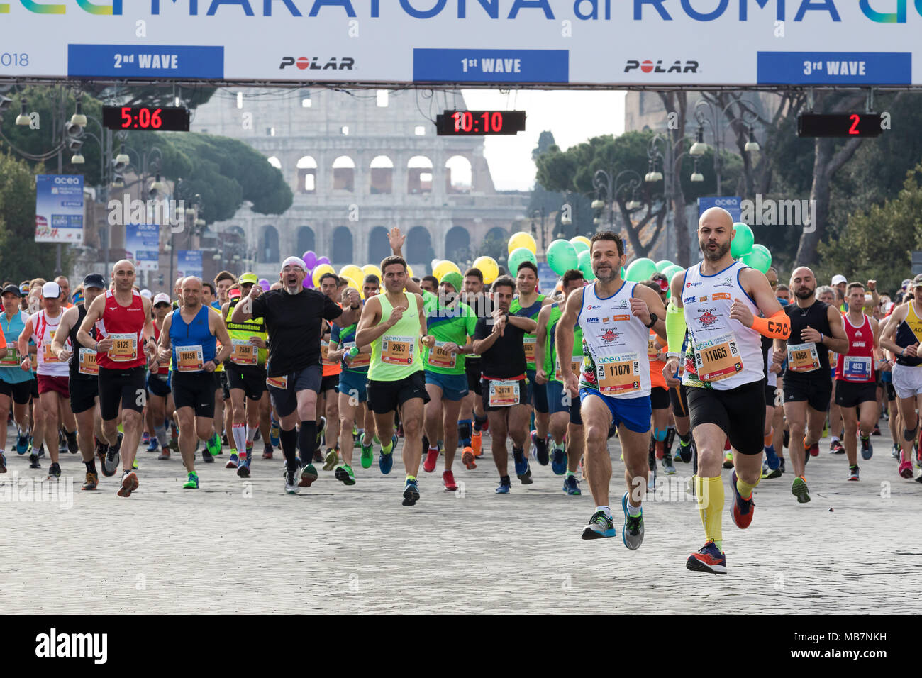 Rom, Italien, 8. April 2018: Start der 24. Ausgabe des Rom Marathon und Laufen für Spaß in Rom. Im Bild, die zweite Batterie der Marathonläufer rastet am Start. Credit: Polifoto/Alamy leben Nachrichten Stockfoto