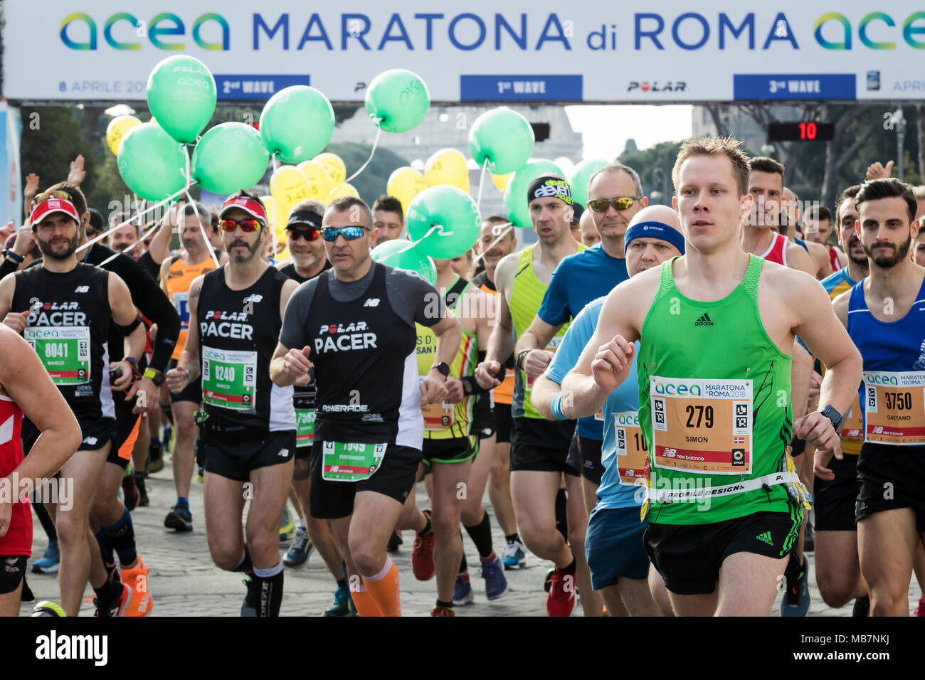 Rom, Italien, 8. April 2018: Start der 24. Ausgabe des Rom Marathon und Laufen für Spaß in Rom. Im Bild, die zweite Batterie der Marathonläufer rastet am Start. Credit: Polifoto/Alamy leben Nachrichten Stockfoto