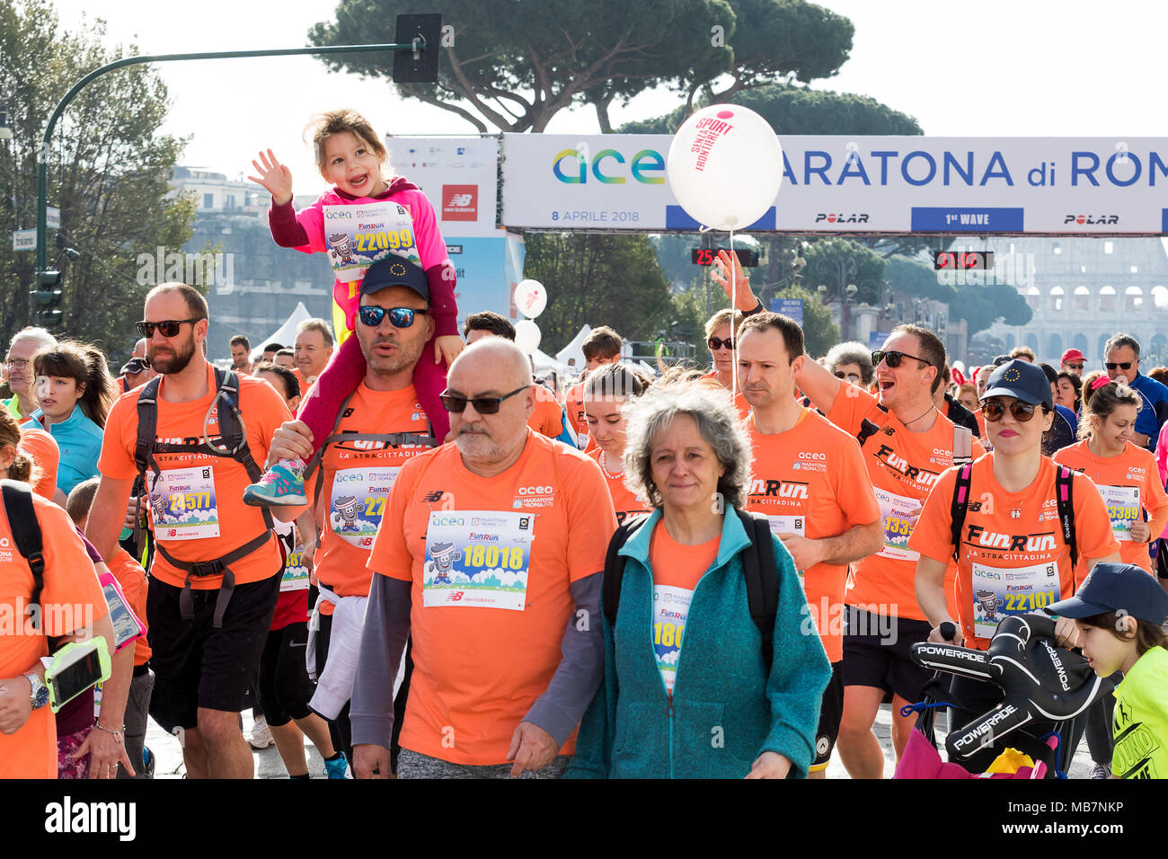 Rom, Italien, 8. April 2018: Start der 24. Ausgabe des Rom Marathon und Laufen für Spaß in Rom. Im Bild, die zweite Batterie der Marathonläufer rastet am Start. Credit: Polifoto/Alamy leben Nachrichten Stockfoto