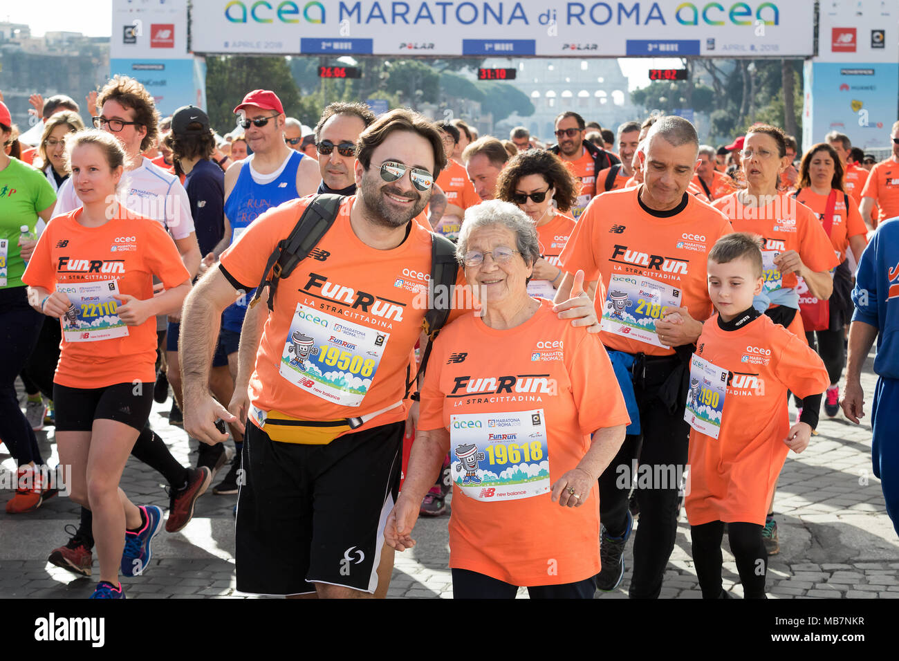 Rom, Italien, 8. April 2018: Start der 24. Ausgabe des Rom Marathon und Laufen für Spaß in Rom. Im Bild, die zweite Batterie der Marathonläufer rastet am Start. Credit: Polifoto/Alamy leben Nachrichten Stockfoto