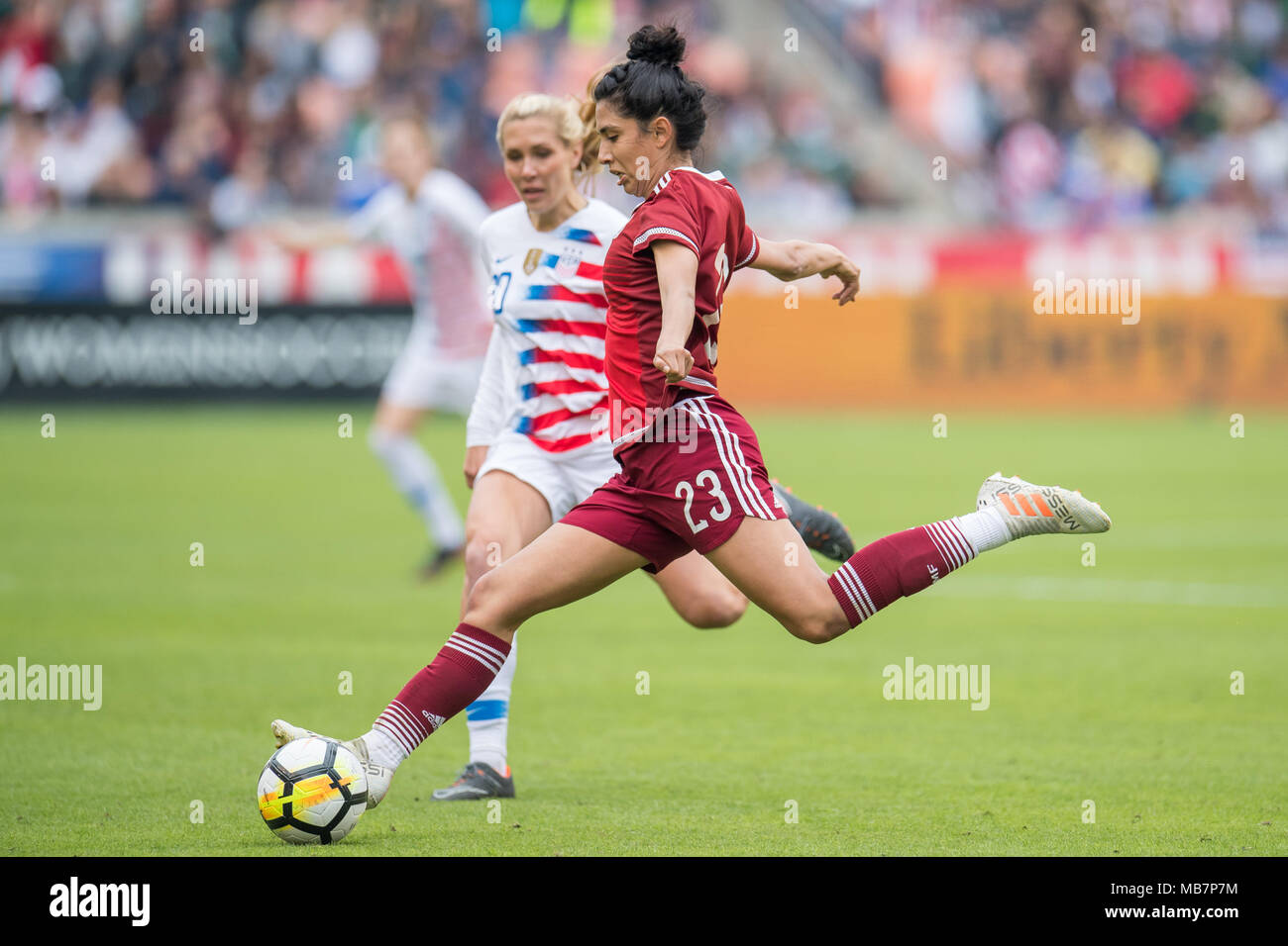 Houston, TX, USA. 8 Apr, 2018. Mexiko defender Christina Murillo passt den Ball während eines internationalen Fußball-Freundschaftsspiel zwischen Mexiko und den USA bei BBVA Compass Stadion in Houston, TX. USA gewann das Match 6-2. Trask Smith/CSM/Alamy leben Nachrichten Stockfoto