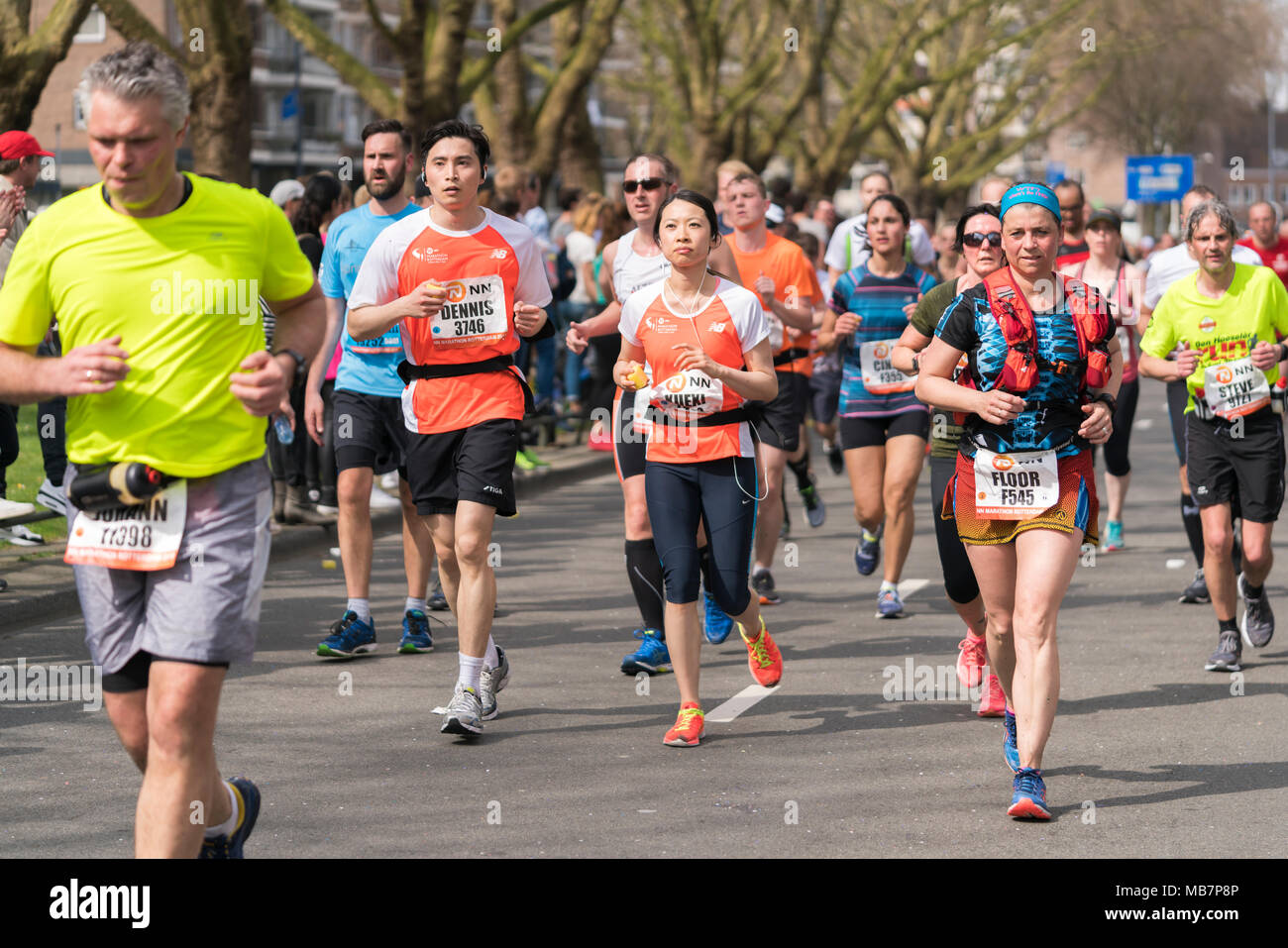 Rotterdam, Niederlande. 8. Apr 2018. Die Athleten laufen entlang Mariniersweg während der Rotterdam Marathon. Die Bedingungen waren sehr warm mit einer Temperatur von 21 °C Der Marathon ist für seine schnellen Zeiten bekannt ist. Credit: Tony Taylor/Alamy leben Nachrichten Stockfoto