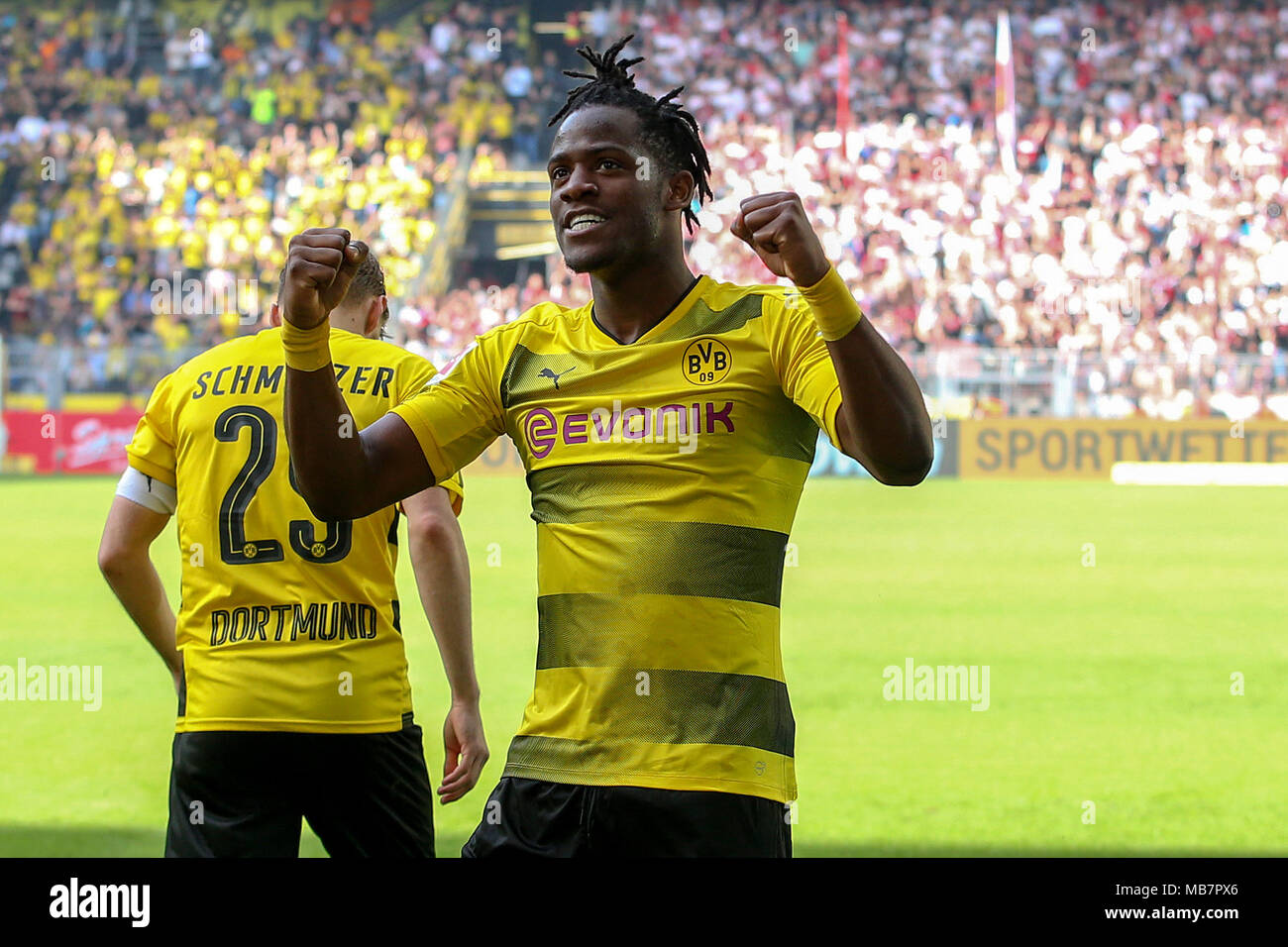 Dortmund, Deutschland. 8 Apr, 2018. Michy Batshuayi (R) von Dortmund feiert nach zählen während der Bundesliga Spiel gegen Stuttgart am Signal Iduna Park, Dortmund, Deutschland, am 8. April 2018. Dortmund gewann 3-0. Quelle: Joachim Bywaletz/Xinhua/Alamy leben Nachrichten Stockfoto