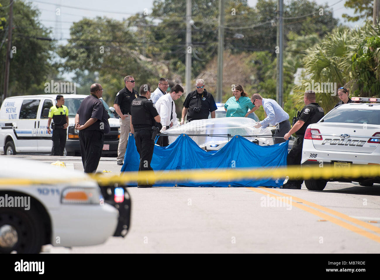 Delray Beach, Florida, USA. 8 Apr, 2018. Delray Polizisten und Tatort Techniker sind an der Stelle der tödlichen Unfall bei, dass Linke nicht identifizierte Person am Bahnhof tot Titel westlich von der Ecke der Südosten der 2nd Avenue und 4th Street in Delray Beach, Fla., am Sonntag, 8. April 2018 gesehen. Quelle: Andres Leiva/der Palm Beach Post/ZUMA Draht/Alamy leben Nachrichten Stockfoto