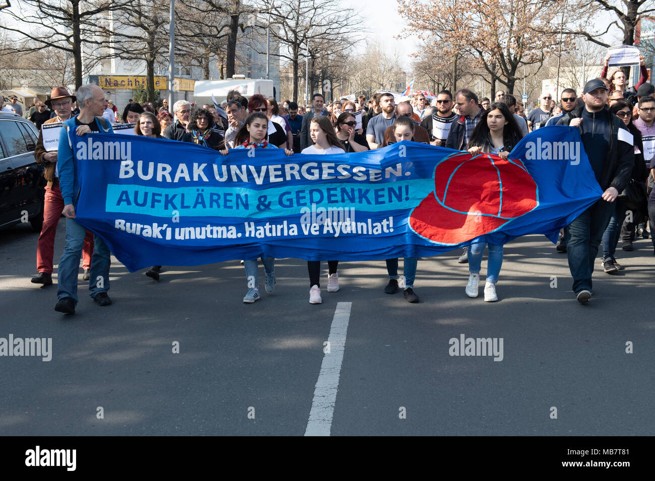 08 April 2018, Deutschland, Berlin: Menschen zu Fuß durch Britz bei einer Demonstration für Burak. Der junge Mann war in einer Straße in Neukölln am 05. April 2012 erschossen. Der Täter ist noch immer nicht gefunden worden. Foto: Paul Zinken/dpa Stockfoto