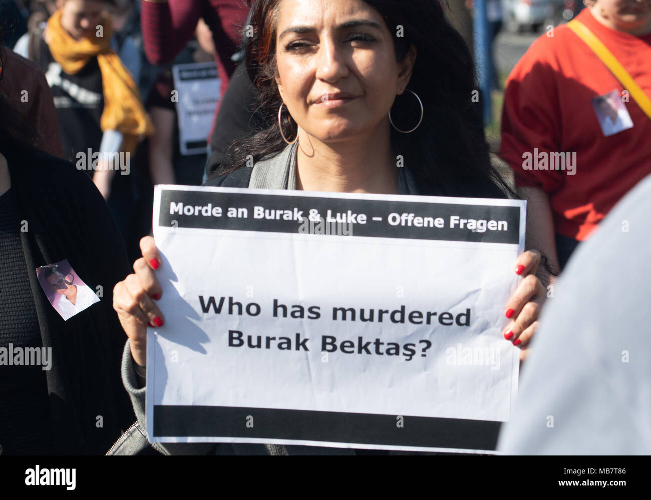 08 April 2018, Deutschland, Berlin: einer Frau mit einem Plakat bei einer Demonstration für Burak.B. Der junge Mann war in einer Straße in Neukölln am 05. April 2012 erschossen. Der Täter ist noch immer nicht gefunden worden. Foto: Paul Zinken/dpa Stockfoto