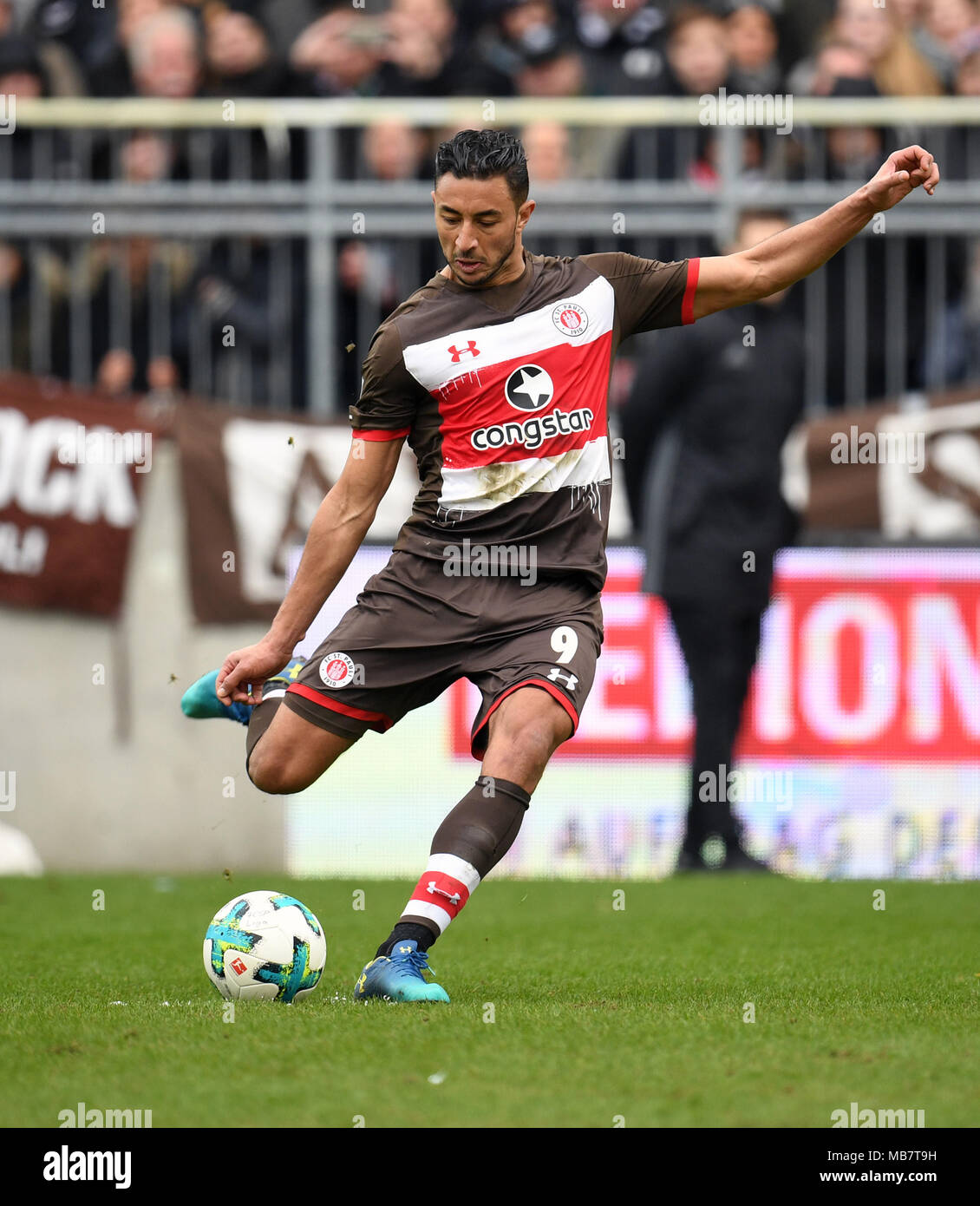 01 April 2018, Deutschland, Hamburg: Fussball, 2.Bundesliga, FC St. Pauli vs SV Sandhausen im Millerntor Stadion. Pauli's Aziz Bouhaddouz spielt den Ball. Foto: Daniel Reinhardt/dpa - WICHTIGER HINWEIS: Aufgrund der Deutschen Fußball Liga (DFL) · s Akkreditierungsregeln, Veröffentlichung und Weiterverbreitung im Internet und in online Medien ist während des Spiels zu 15 Bildern pro Spiel beschränkt Stockfoto