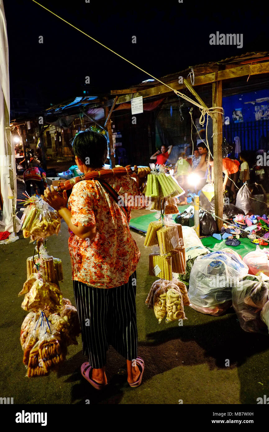 Nacht Markt Händler auf Toul Tom Poung Markt, oder 'russischen Markt" in Phnom Penh, Kambodscha. 27/03/18 Bild © Andy Buchanan 2018 Stockfoto