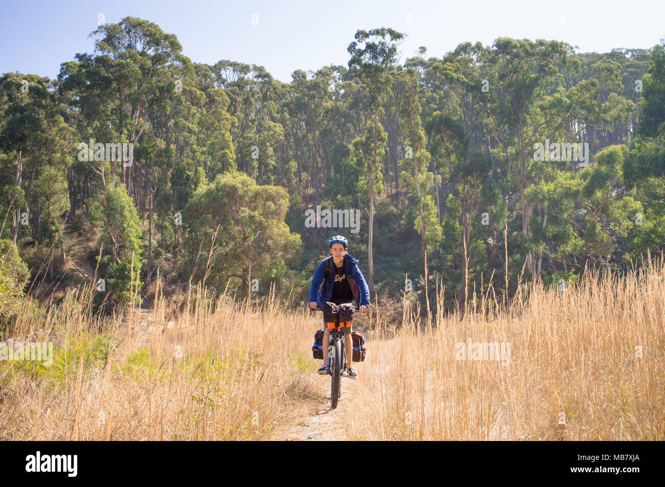 Ein Teenager reitet ein Mountainbike Fahrrad Verpackung Abenteuer in Australien. Stockfoto