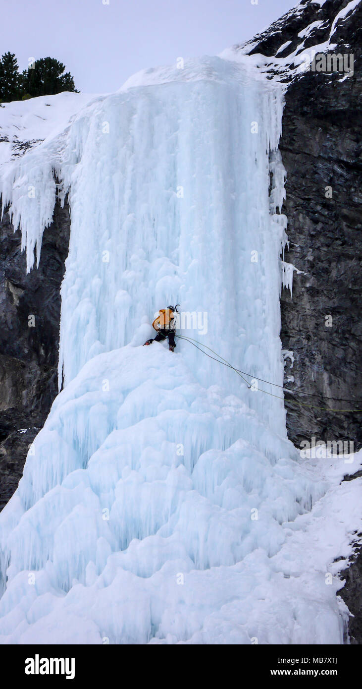 Eis im Sertigtal in der Schweiz in der Nähe von Davos klettern Stockfoto
