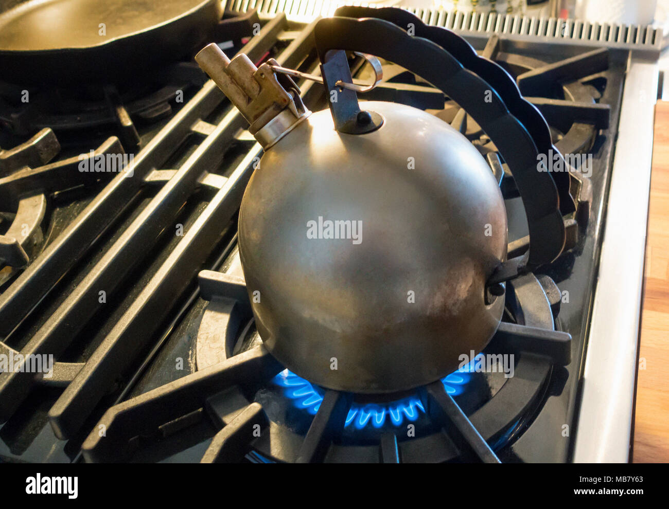 Richard Sapper Alessi Wasserkocher mit melodischen Pfeife kochendes Wasser auf ein Gas Herd Stockfoto