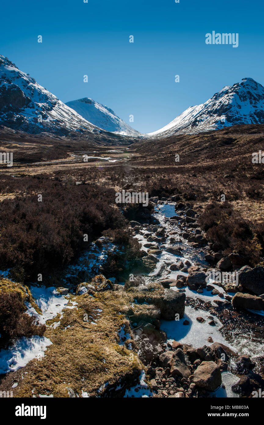 Atemberaubende Aussicht auf das schottische Hochland und die schneebedeckten Berge in der Nähe der historischen Stätte von Glencoe, einer Fernbedienung und dem historischen Schlachtfeld Stockfoto