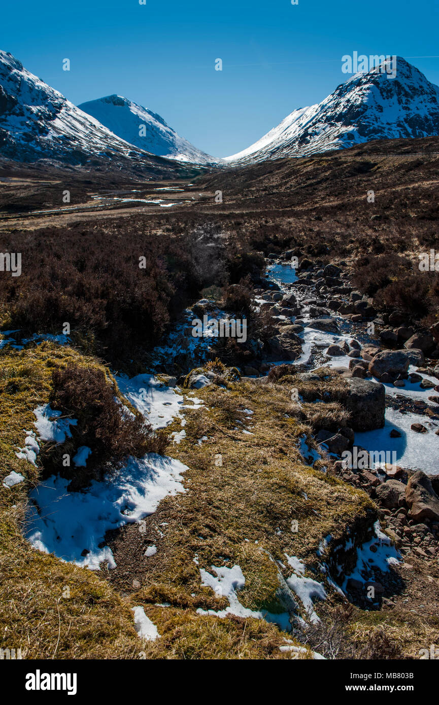 Atemberaubende Aussicht auf das schottische Hochland und die schneebedeckten Berge in der Nähe der historischen Stätte von Glencoe, einer Fernbedienung und dem historischen Schlachtfeld Stockfoto