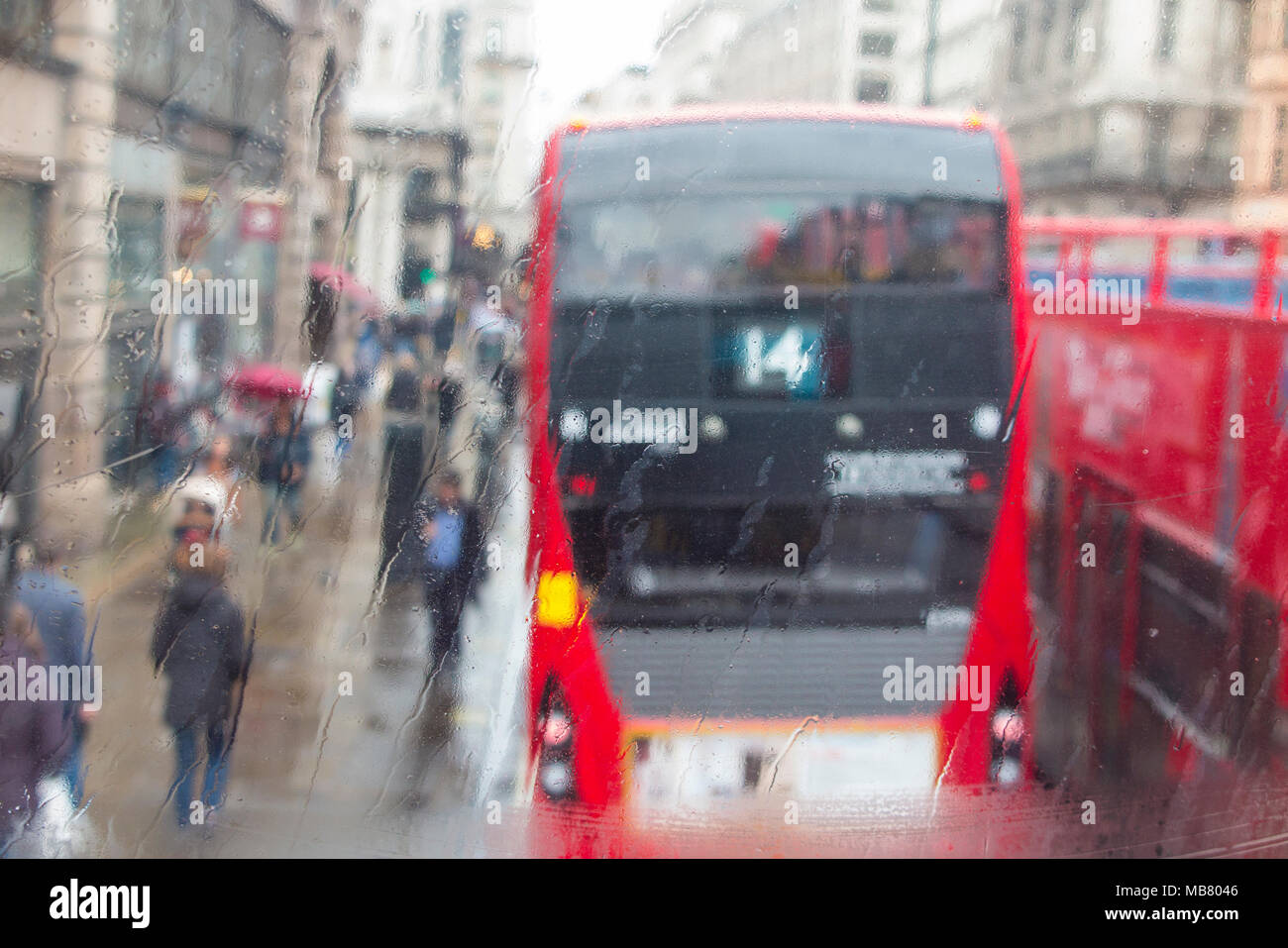 Ein Blick durch ein Regen fallen Fenster von Bussen auf der Piccadilly in London vom oberen Deck Stockfoto