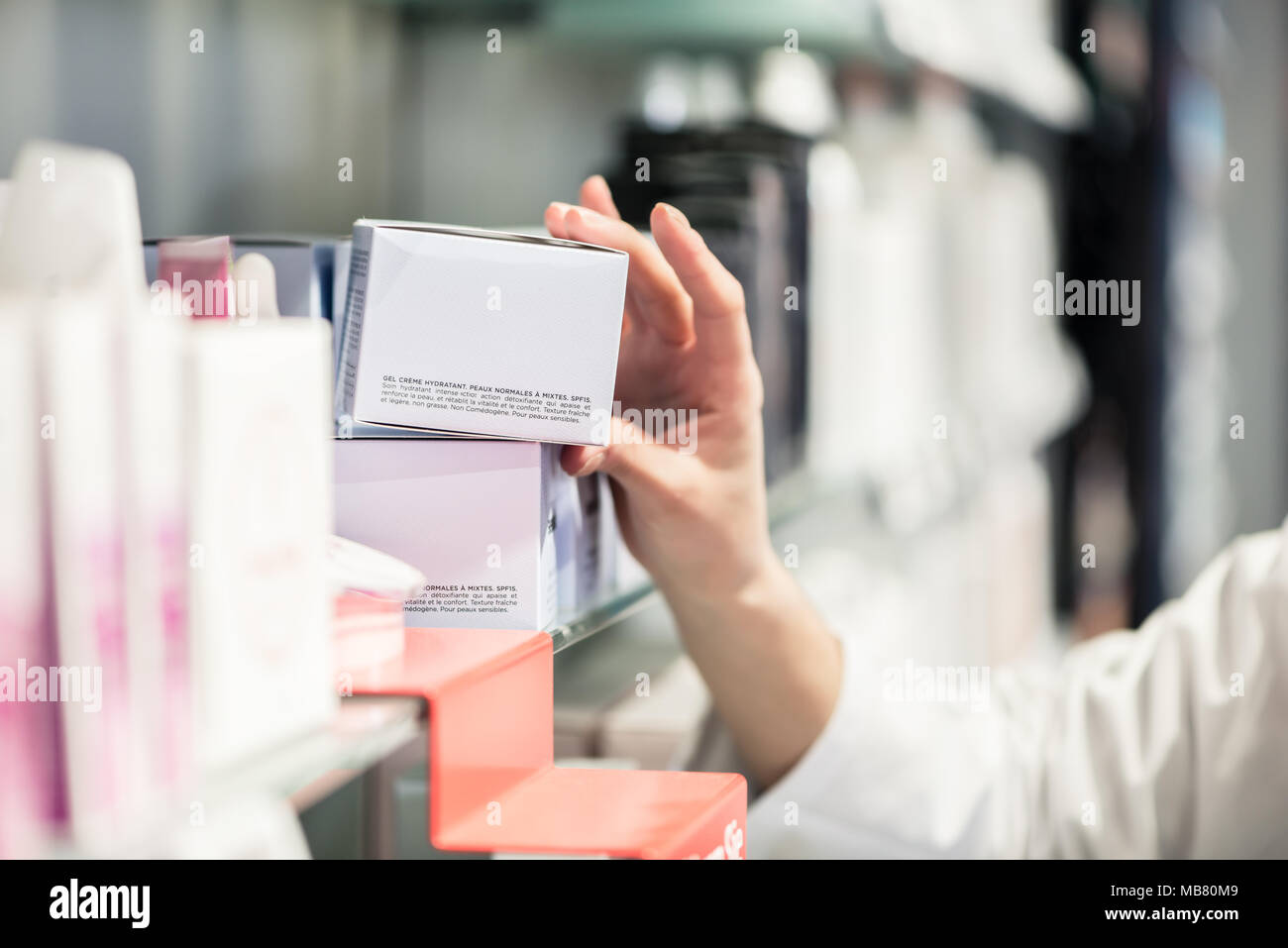 Nahaufnahme der Hand des weiblichen Apotheker herauf das beste Produkt Stockfoto