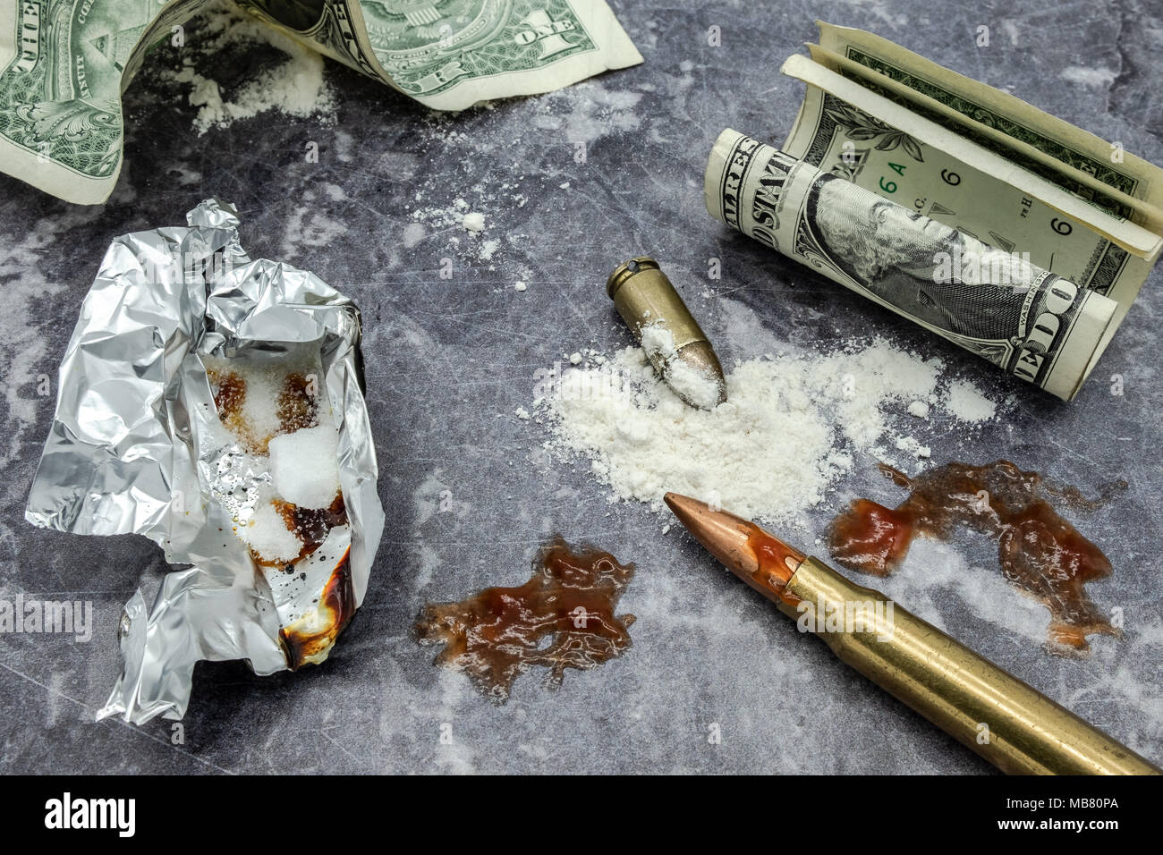 Mock-up Konzept der illegale Drogenhandel auf eine Arbeitsfläche. Stockfoto