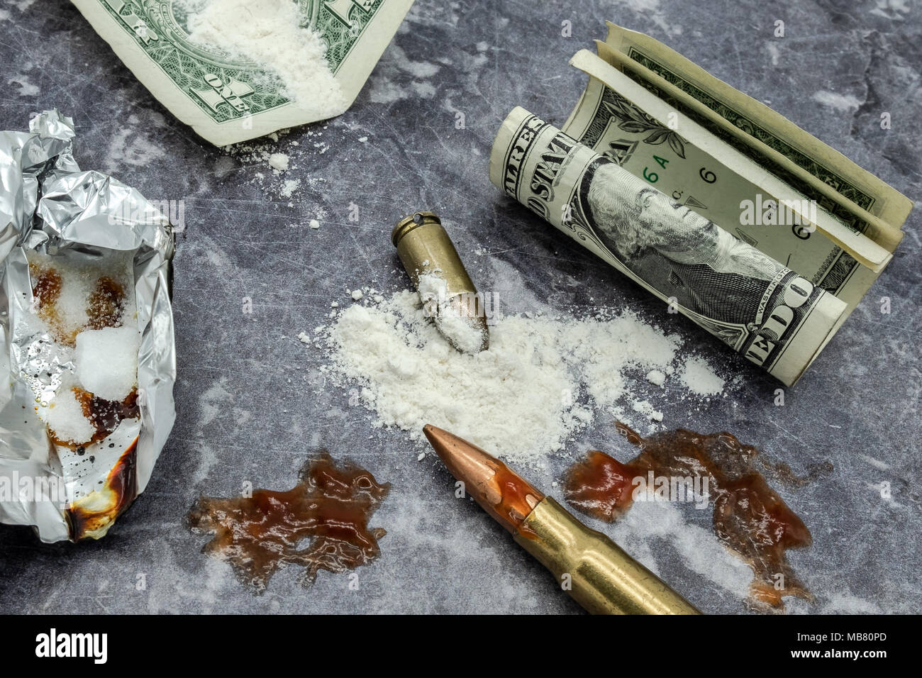 Mock-up Konzept der illegale Drogenhandel auf eine Arbeitsfläche. Stockfoto
