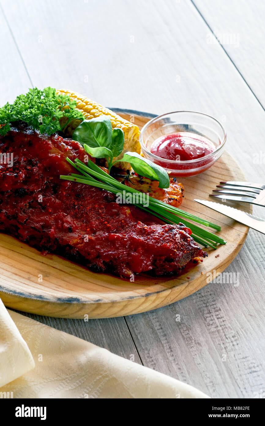 Leckere Rippchen gewürzt mit einer würzigen Sauce Stockfoto