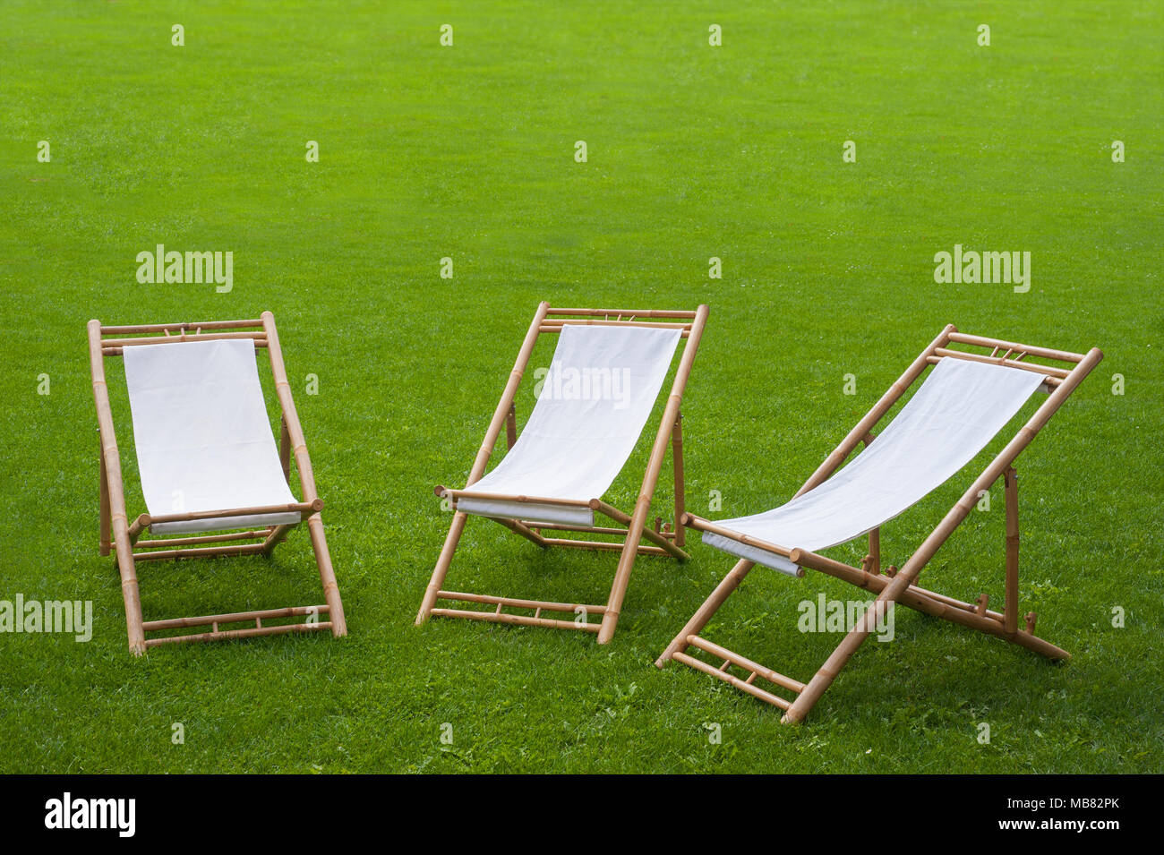 Drei Klappstühle in einem grünen Park Stockfoto