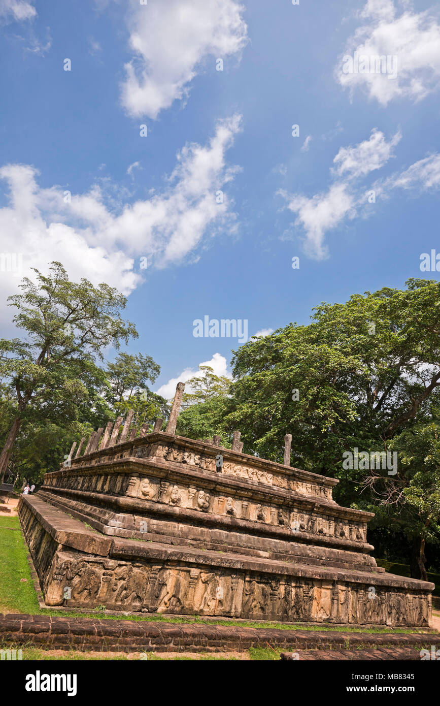 Vertikale Nahaufnahme der aufwendigen Schnitzereien, die die Aula in Polonnaruwa, Sri Lanka. Stockfoto