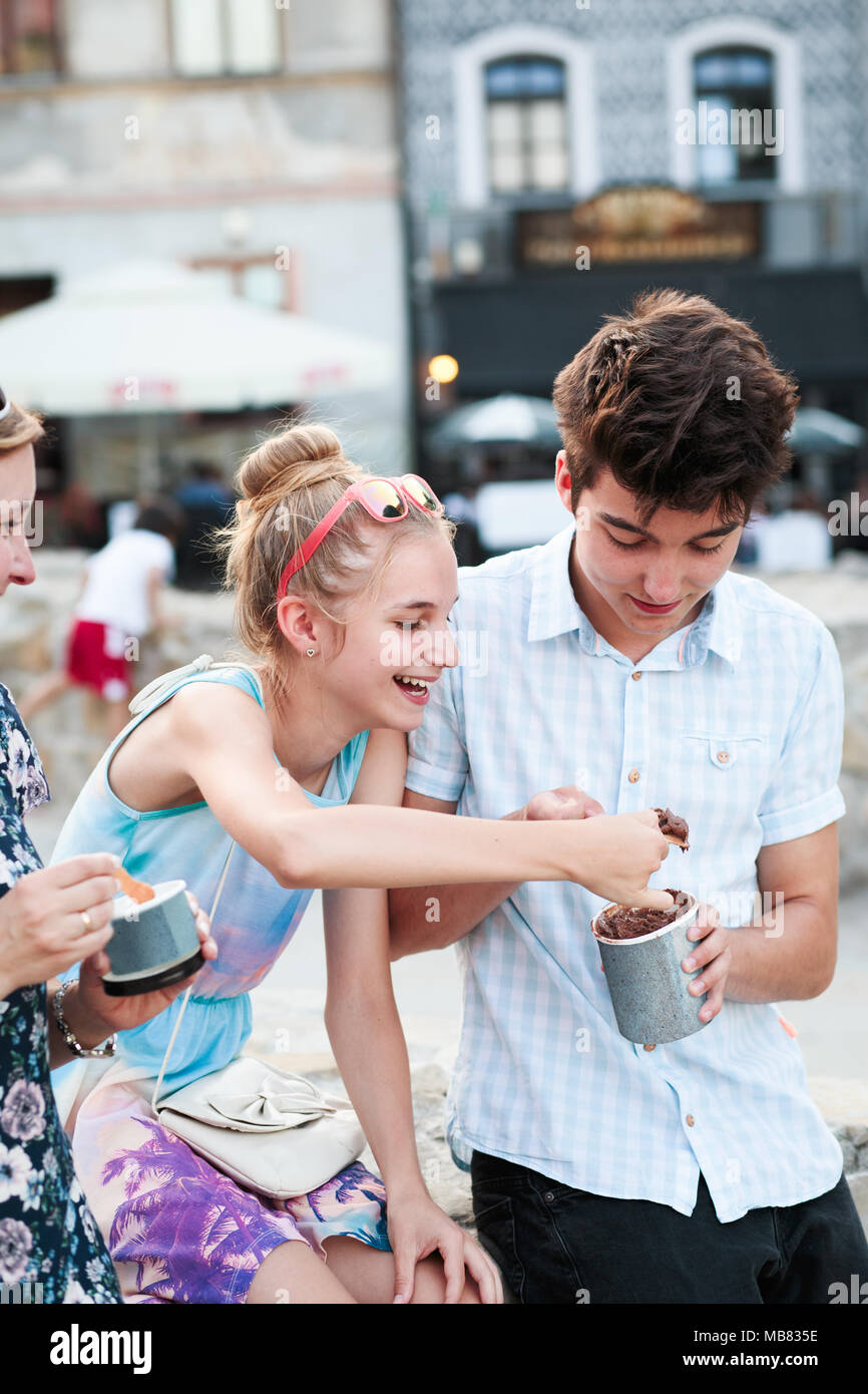 Familie die Zeit, die sie gemeinsam in der Innenstadt genießen Eis essen an einem Sommertag. Mutter, junges Mädchen und Jungen viel Zeit Stockfoto