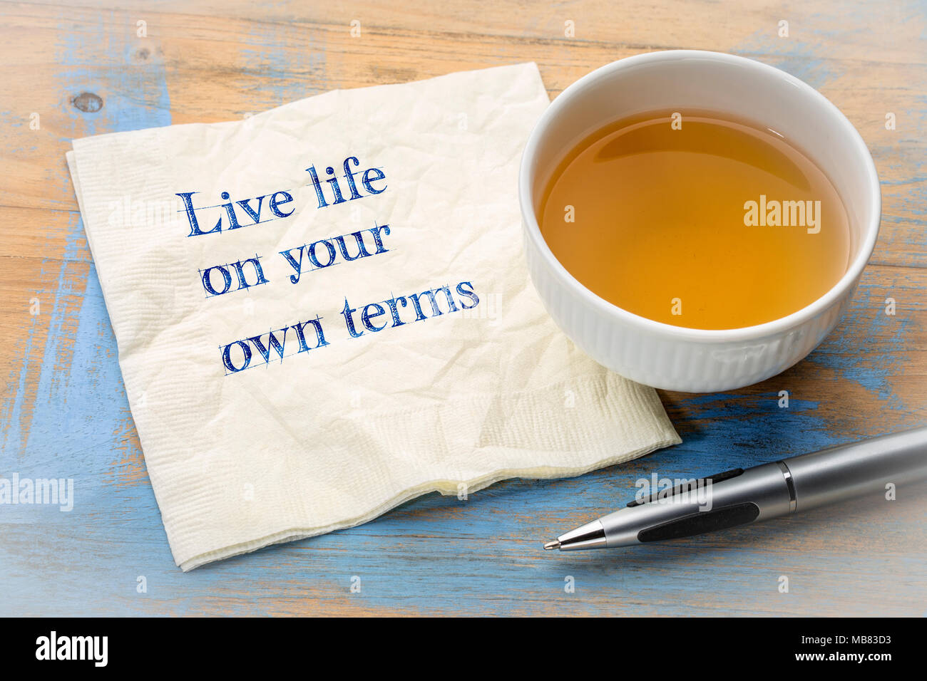 Leben Sie Ihr Leben nach Ihren eigenen Vorstellungen - inspirational Handschrift auf eine Serviette mit einer Tasse Tee Stockfoto