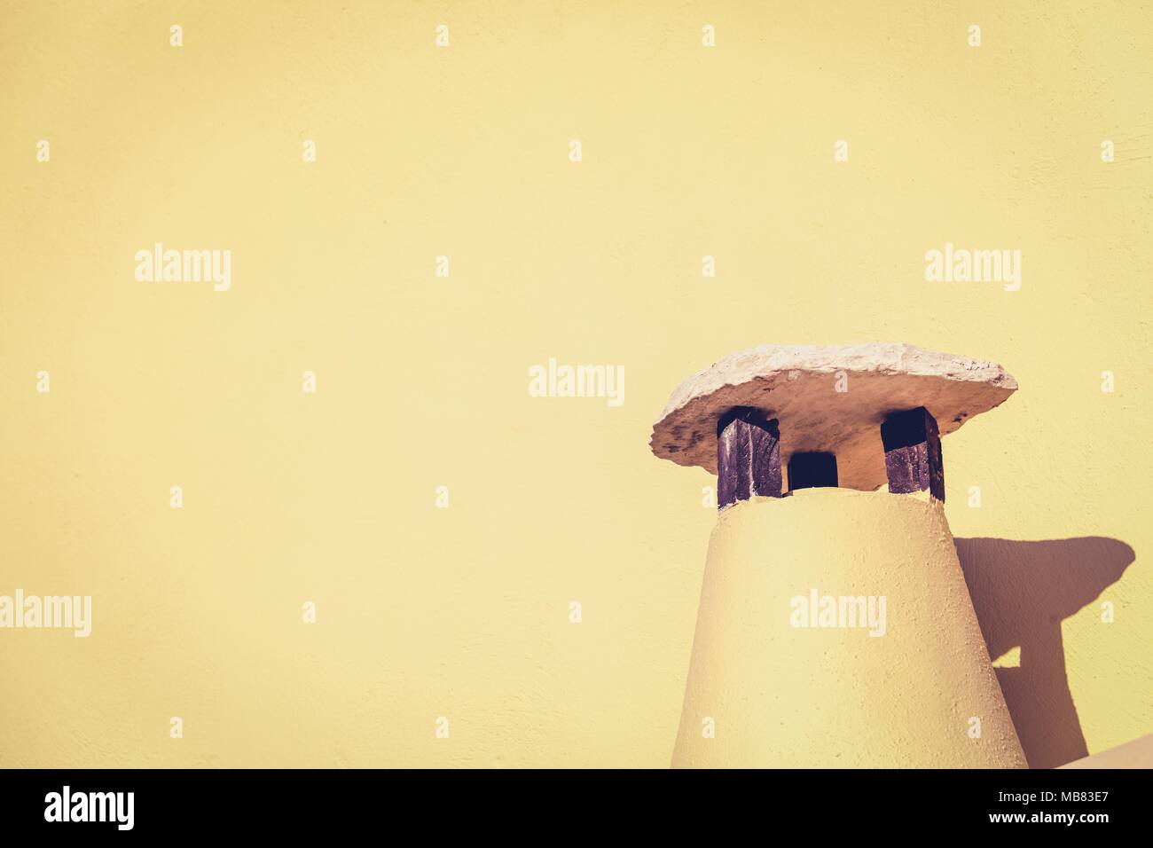 Gelbes Gebäude auf blauen Himmel Hintergrund Stockfoto