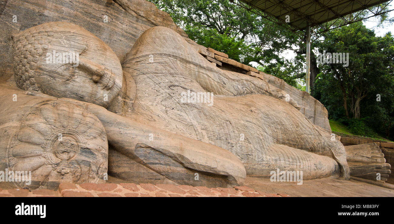 Horizontale Panoramablick auf den Liegenden Buddha Statue an Gal Viharaya in Polonnaruwa, Sri Lanka. Stockfoto
