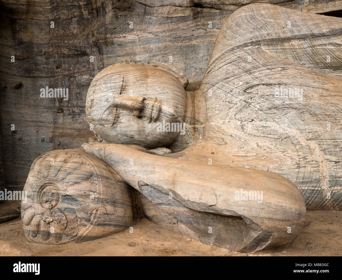 Horizontale Nahaufnahme der zurückgelehnten Buddha auf Gal Viharaya in Polonnaruwa, Sri Lanka. Stockfoto