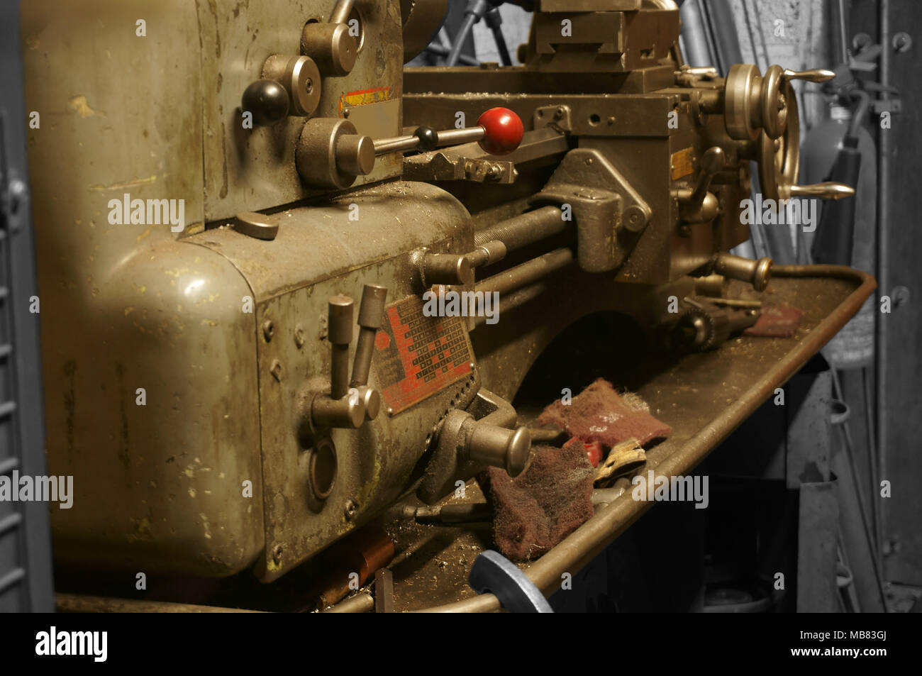 Industrielle Drehmaschine in einer Werkshalle durch selektive Farbkorrektur Stockfoto