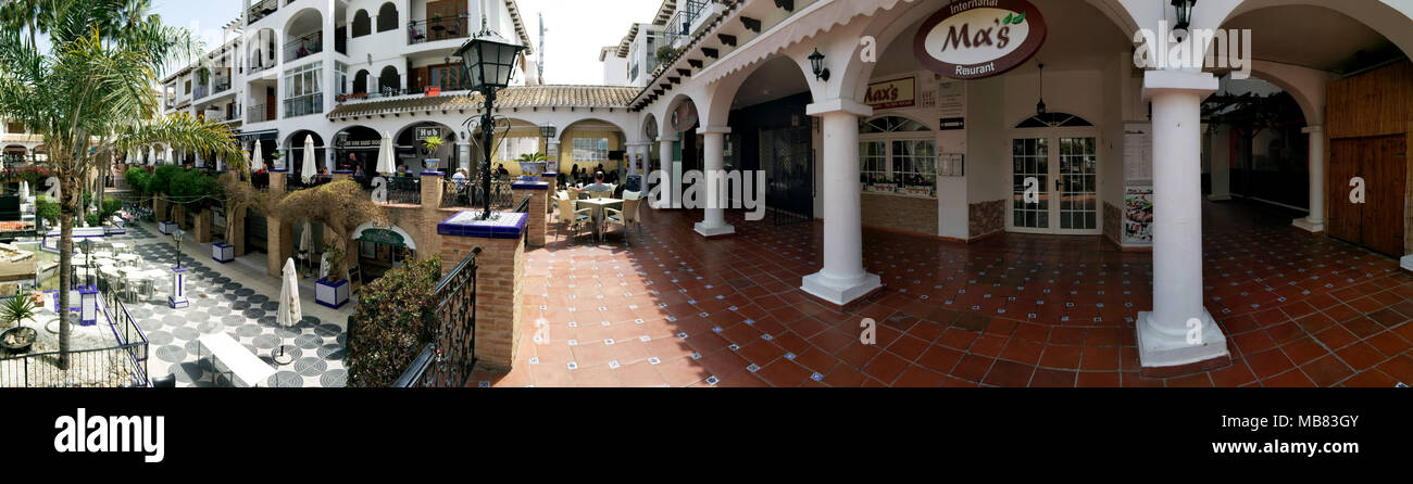 Villamartin, Spanien - 7. April 2018: Panoramablick von Villamartin Plaza. Villamartin Plaza gesäumt mit Bars und Restaurants. Wunderschön angelegten g Stockfoto