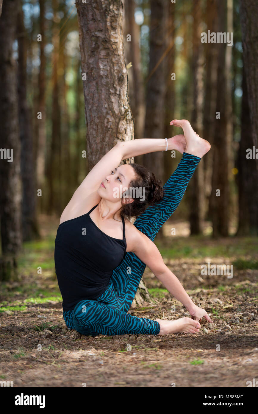 Frau Yoga in den Wäldern, Stockfoto