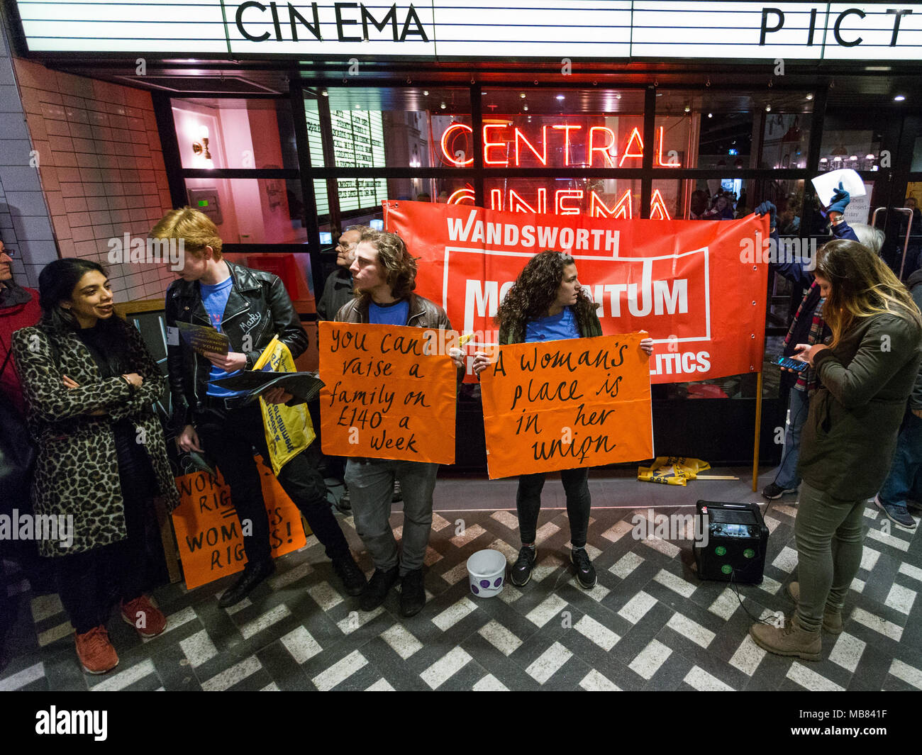 Picturehouse Mitarbeiter Bühne Streik, mit dem Internationalen Frauentag, der in jahrelangen Auseinandersetzungen für existenzsichernde Löhne zusammenfallen, Lohnfortzahlung bei Krankheit, Mutterschaft/Vaterschaft zahlen, und die Anerkennung der Gewerkschaft. Bectu union Mitglieder über fünf Kinos in London streiken seit fast zwei Jahren für die London mit: Atmosphäre, Wo: London, England, Großbritannien Wann: 08 Mar 2018 Credit: Wheatley/WANN Stockfoto