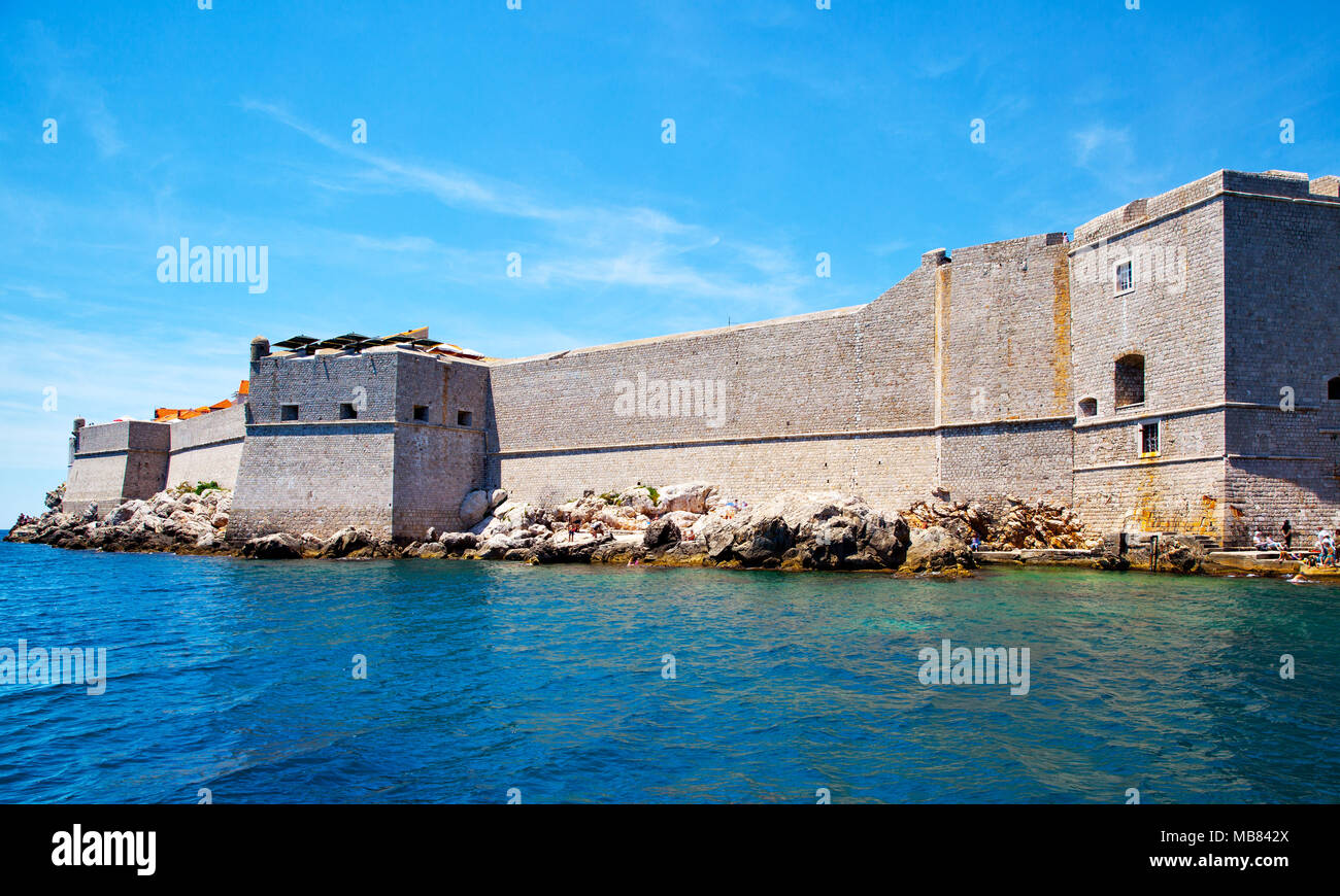 Befestigte Stadtmauern von Dubrovnik aus Meer, Kroatien Stockfoto