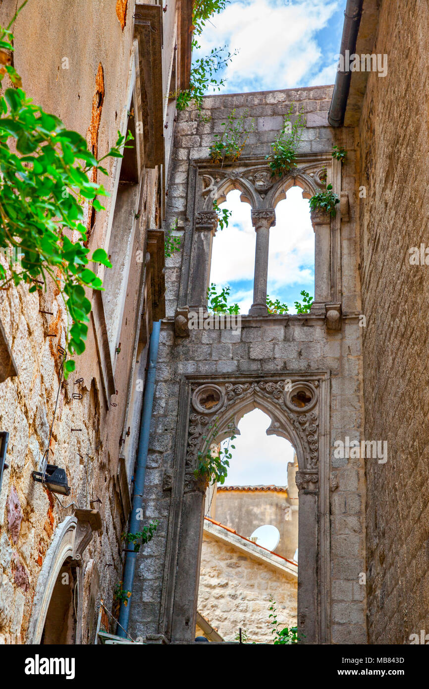 Alte Ruinen mit venezianischen Fenster in der Altstadt von Kotor, Montenegro. Stockfoto