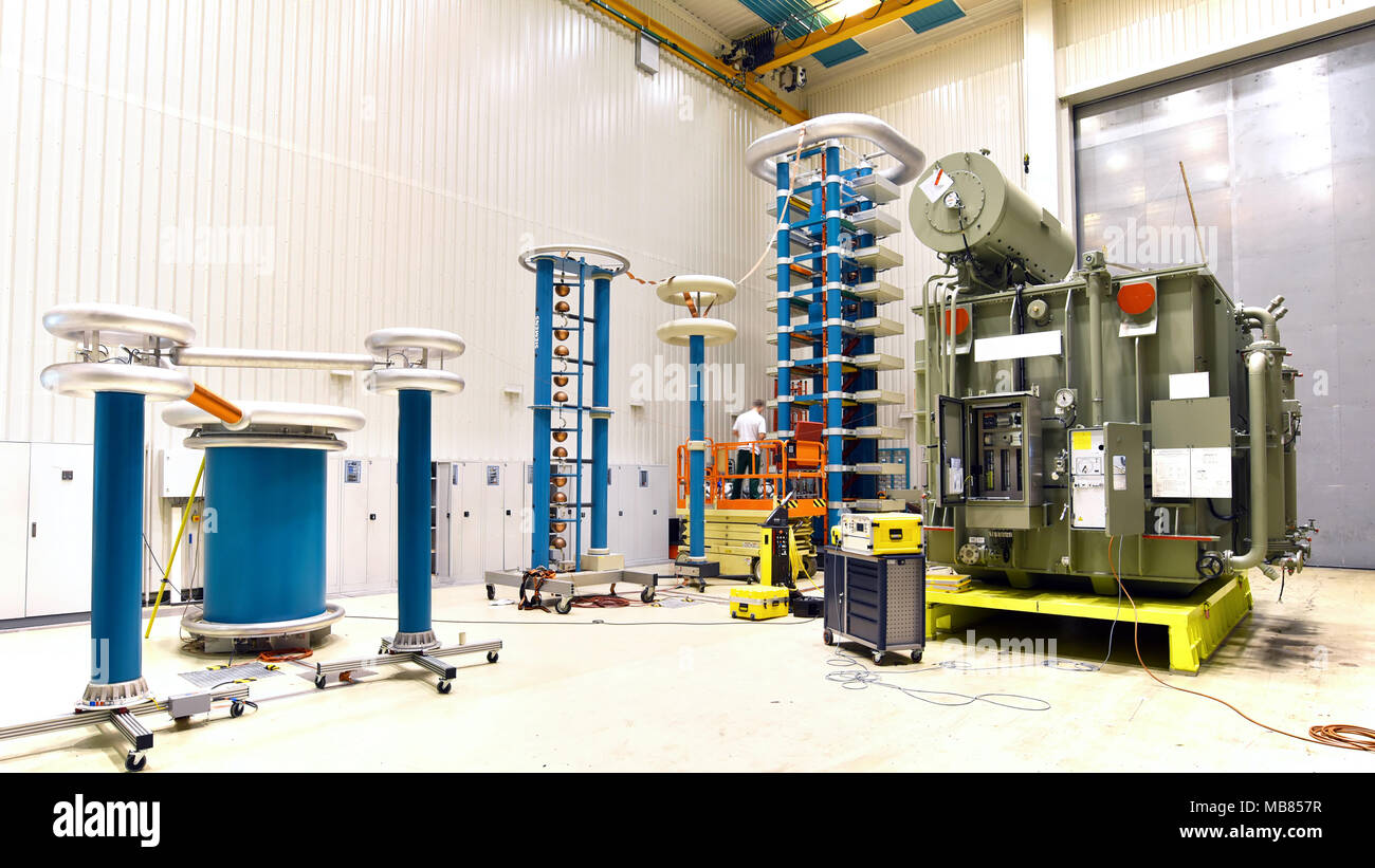 Forschung in der Industrie: Maschinen für die Herstellung von künstlichen blinkt - Versuchsanlage im Maschinenbau Stockfoto