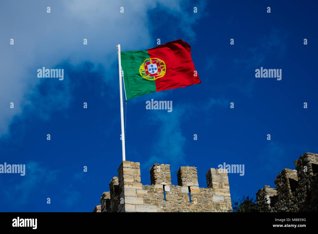 Lissabon. Portugal. Januar 25, 2018. Flagge Portugal, einem rechteckigen Bicolor mit einem Feld ungleich aufgeteilt in Grün auf dem Hebezeug und Rot auf der Fl Stockfoto