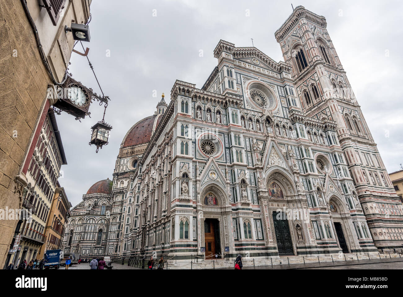 Der Dom von Florenz steht hoch über der Stadt mit seinen prächtigen Renaissance Dom, entworfen von Filippo Brunelleschi. Stockfoto