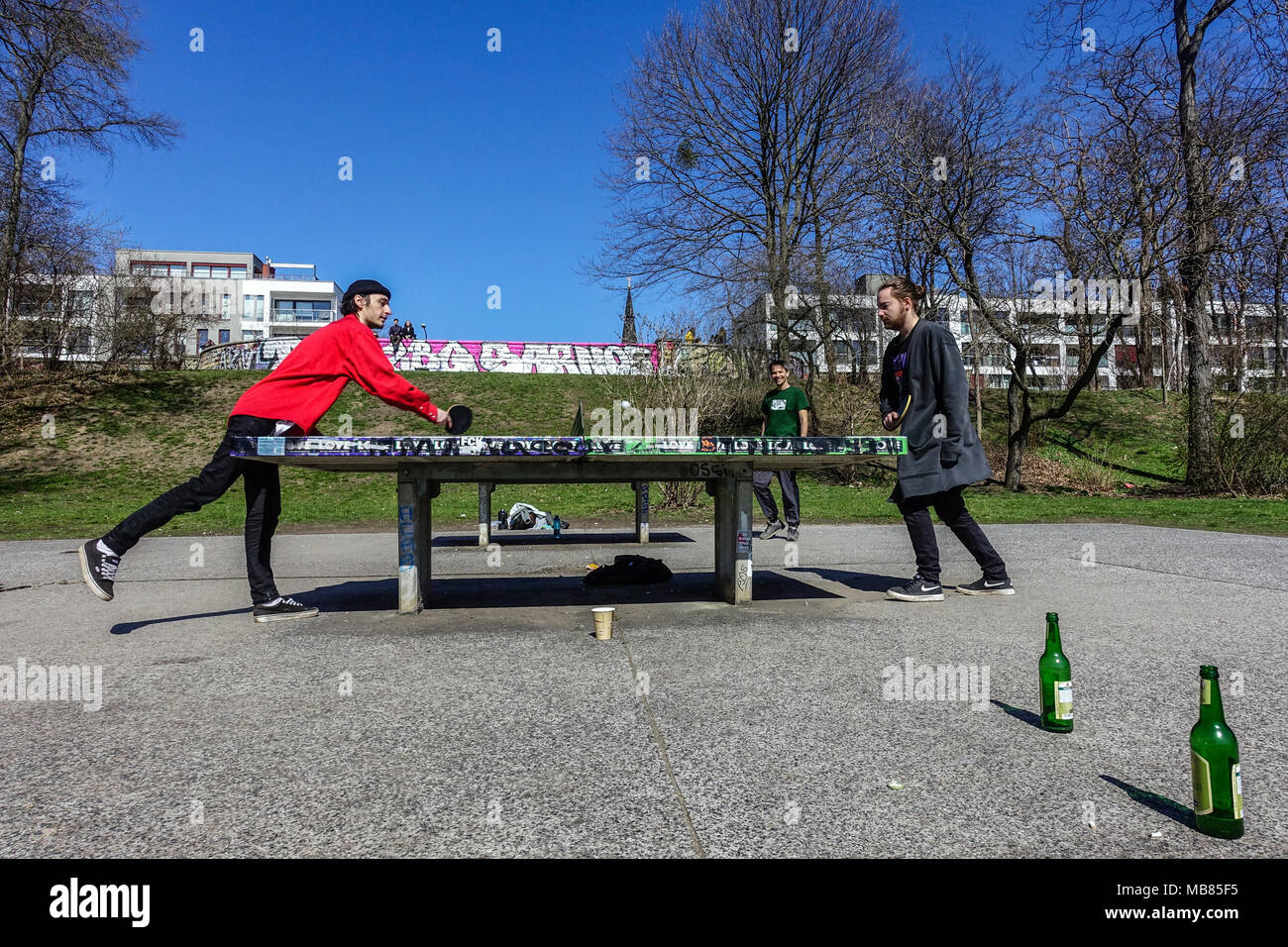 Jungen jungen Tischtennis spielen. Alaunplatz Park, City Garden, Dresden Neustadt Deutschland tägliche Leben, Europa Stockfoto