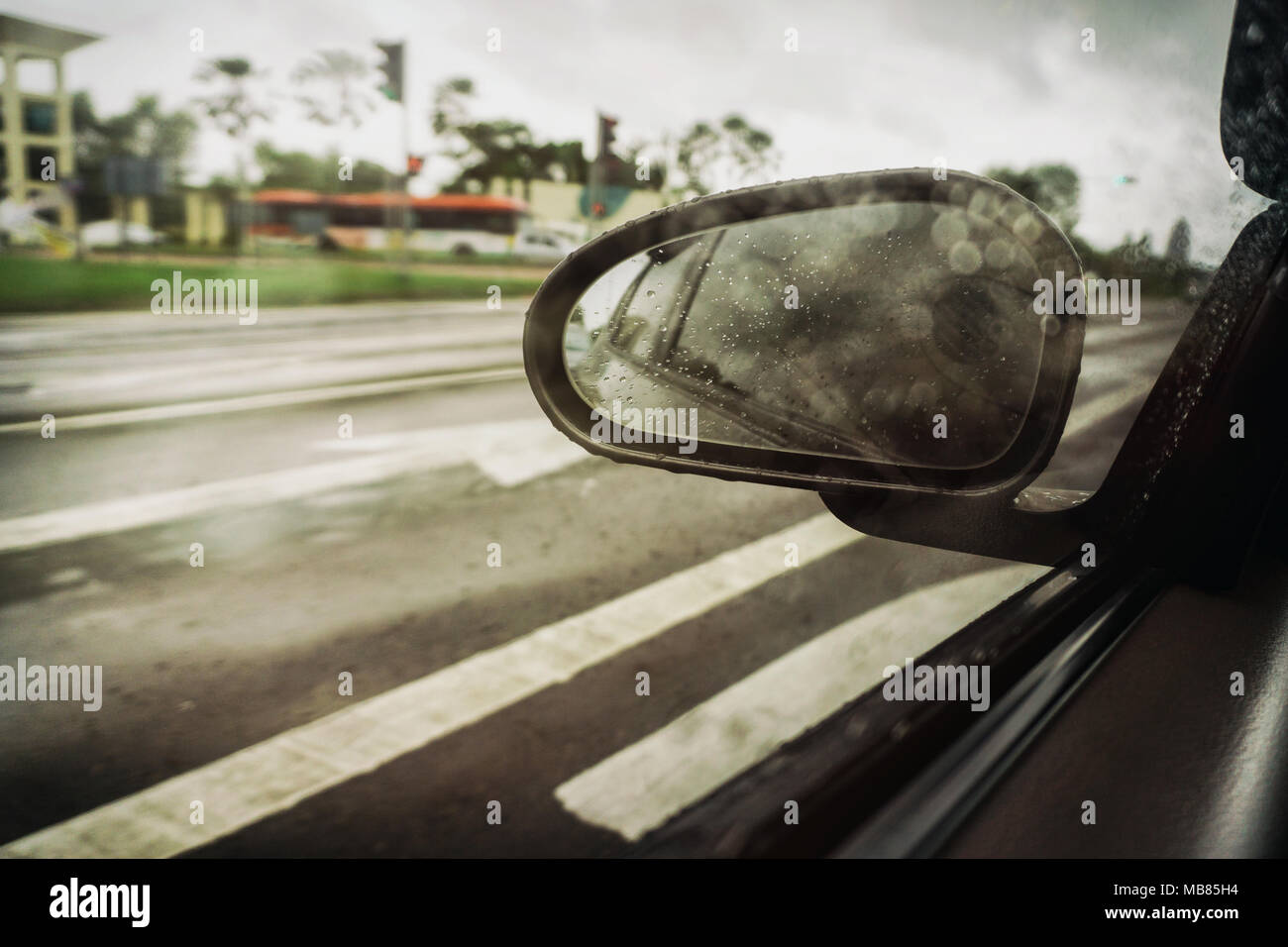 Nasse Seite Rückspiegel an bewölkten Tag von fahrenden Autos Stockfoto