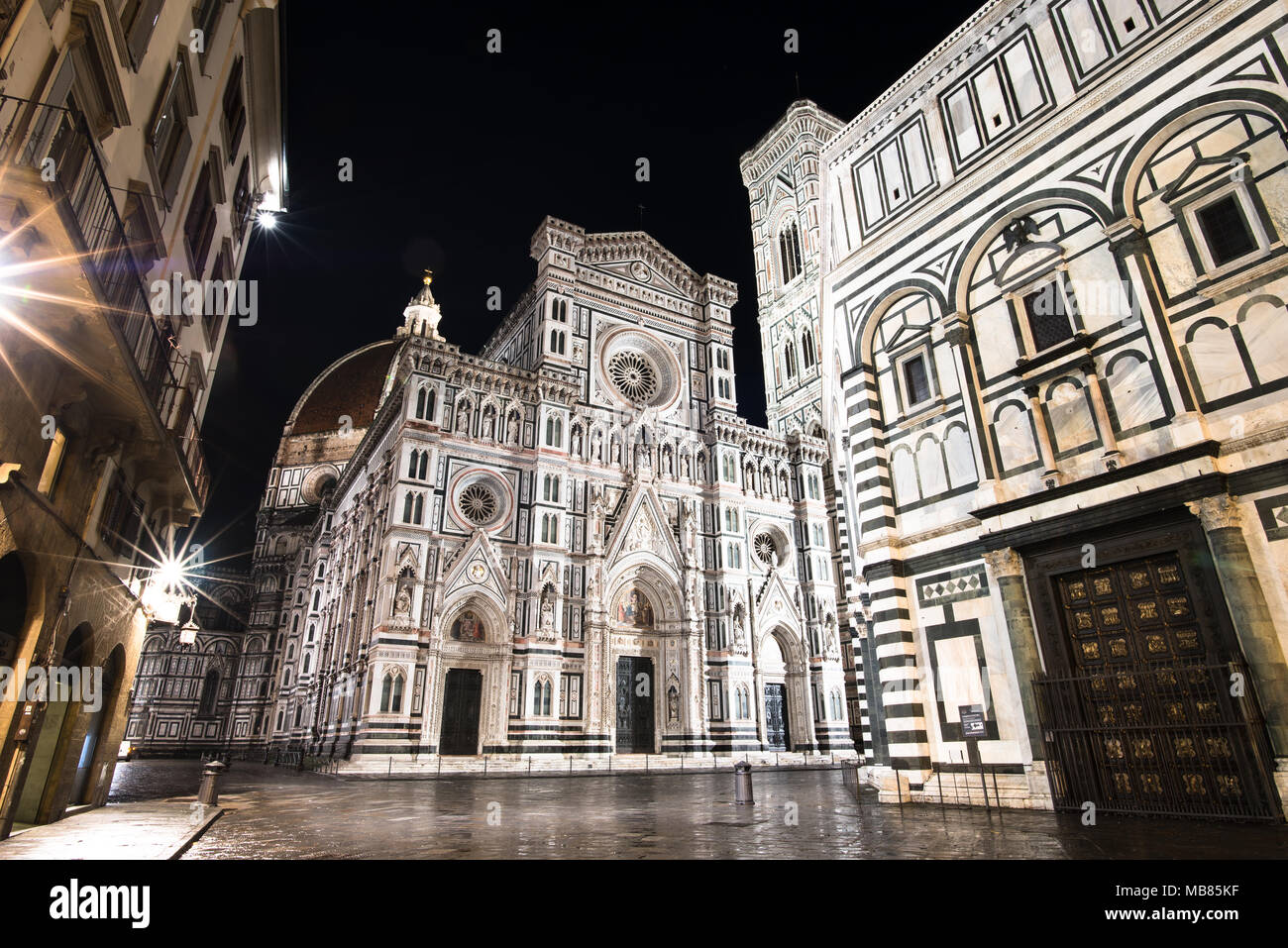 Der Dom von Florenz steht hoch über der Stadt mit seinen prächtigen Renaissance Dom, entworfen von Filippo Brunelleschi. Stockfoto