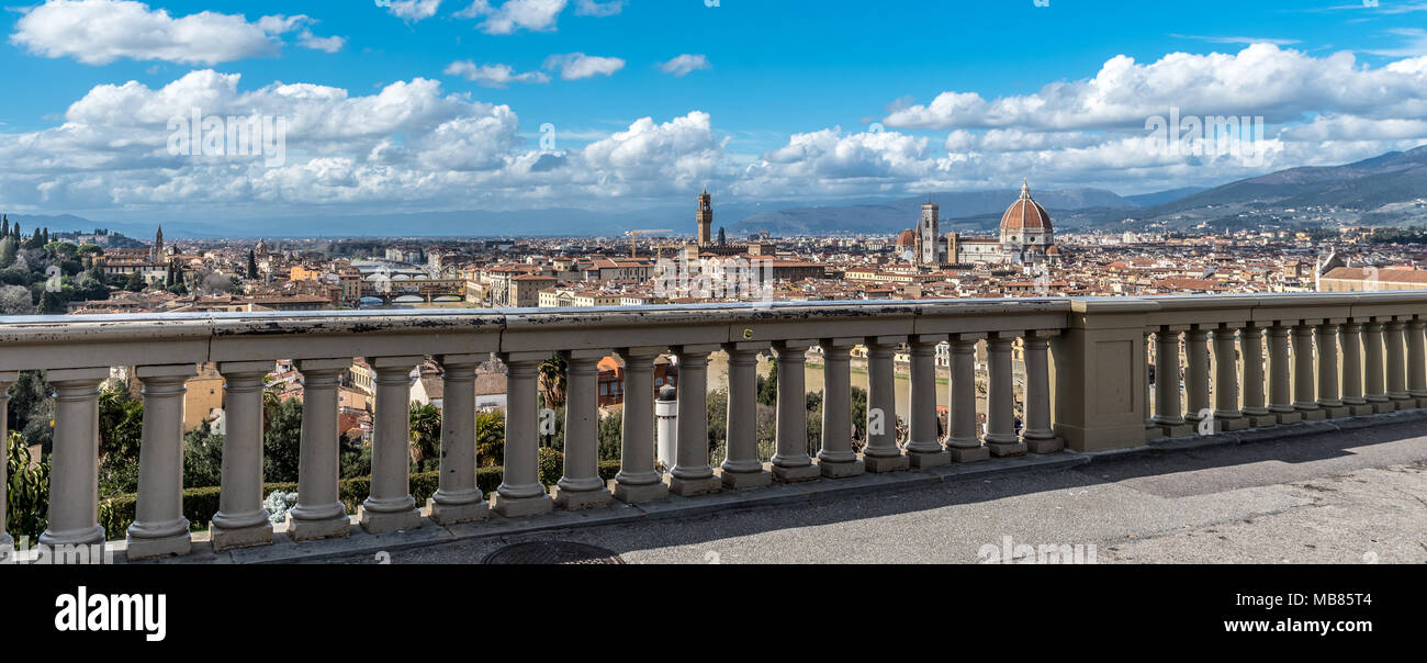 Der Dom von Florenz steht hoch über der Stadt mit seinen prächtigen Renaissance Dom, entworfen von Filippo Brunelleschi. Stockfoto