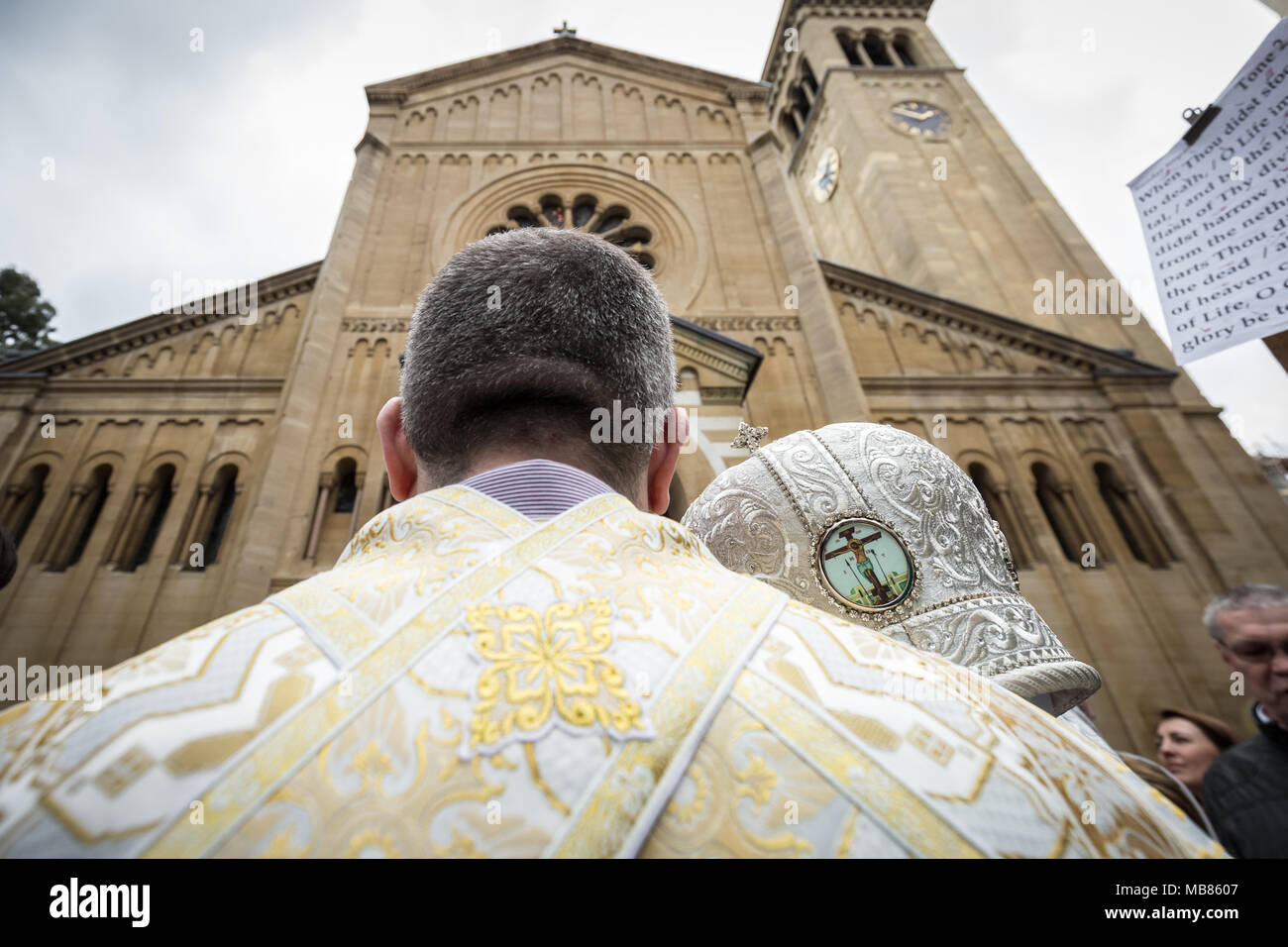 Russisch-orthodoxe Ostern feiern und Segen an der Russischen Kirche in Knightsbridge, London. Stockfoto