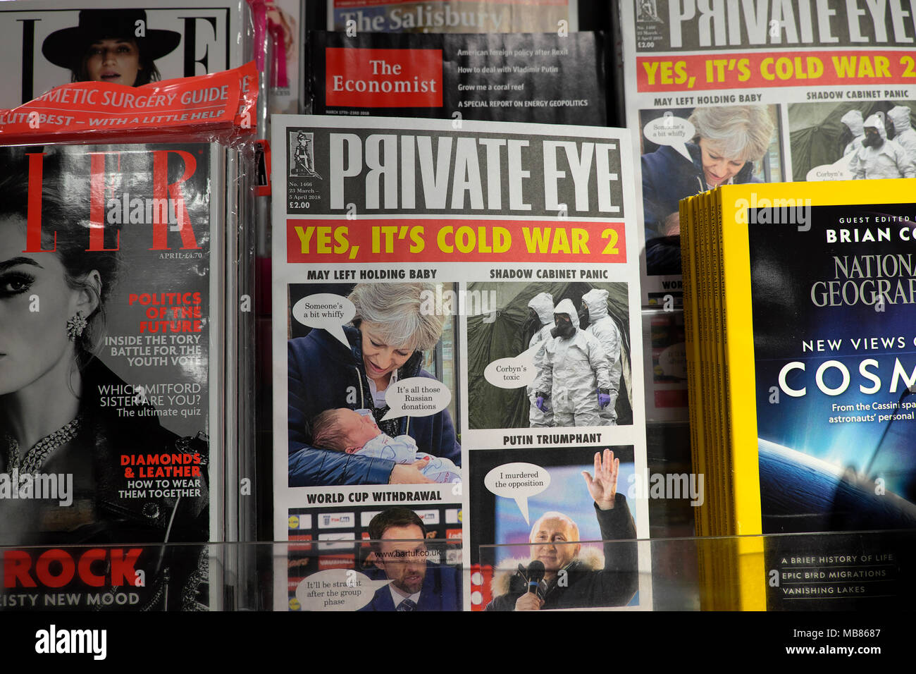 'Ja, das ist Kalter Krieg 2' Headline & Theres, Putin auf Private Eye Magazin Zeitschriften Regal im Zeitungsladen store London Großbritannien Stockfoto