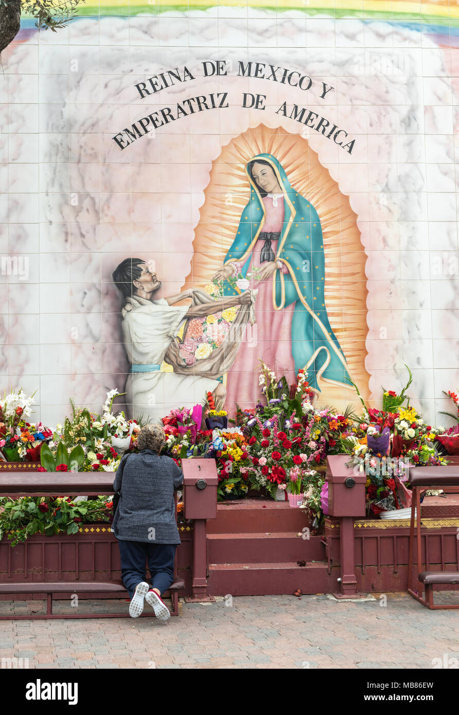 Los Angeles, CA, USA - April 5, 2018: Pilgerort auf der Seite der Königin der Engel Kirche verfügt über großes Bild der Muttergottes von Guadalupe mit Masse o Stockfoto