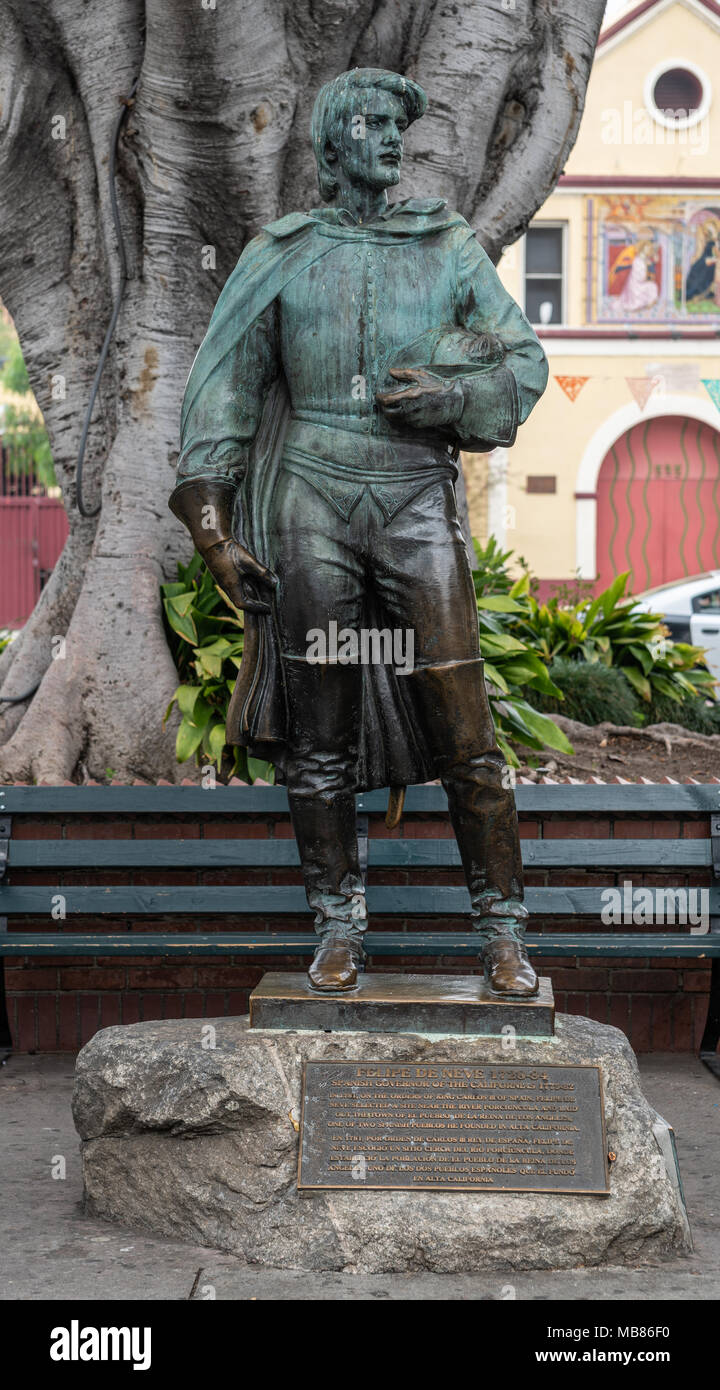 Los Angeles, CA, USA - April 5, 2018: Grün Bronze Statue von Felipe De Neve, Gründer von El Pueble Los Angeles zeigt jungen Menschen als Gouverneur. Zurück Ist gra Stockfoto