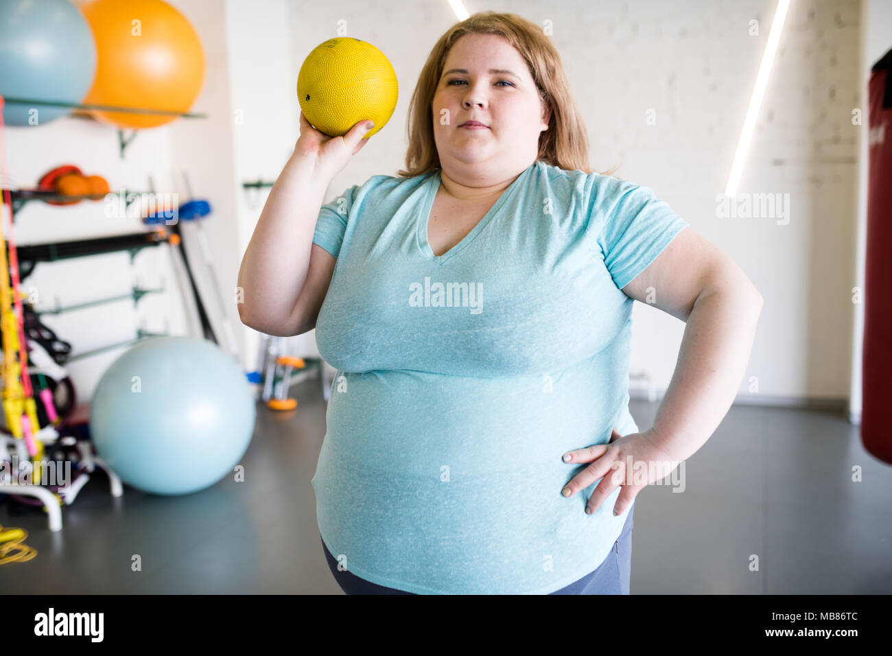 Übergewichtige Frau Training mit Ball Stockfoto