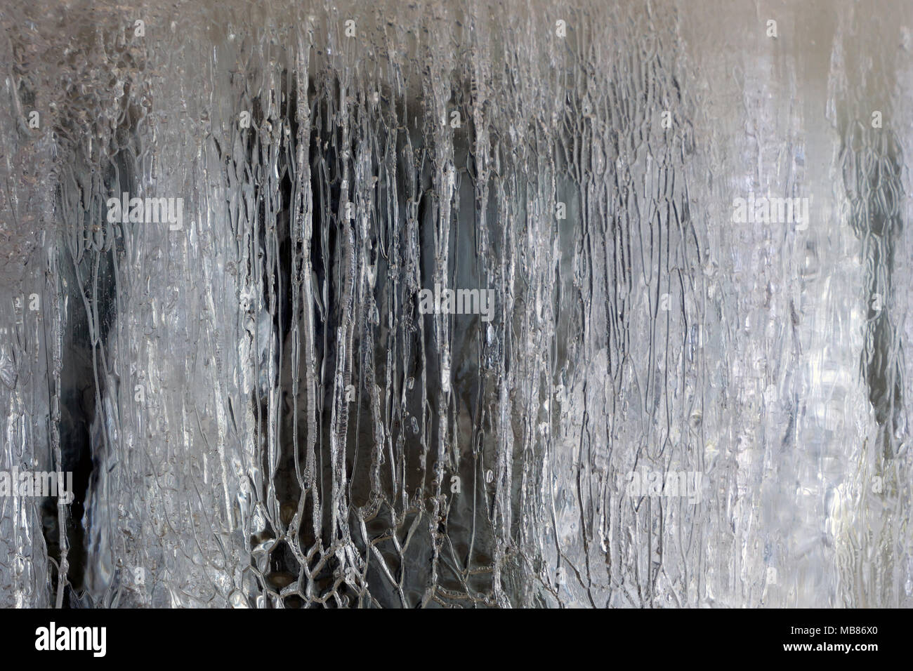 Hintergrund, Textur - durchsichtige Schicht schmilzt das Eis mit einem Muster von zahlreiche Risse Stockfoto