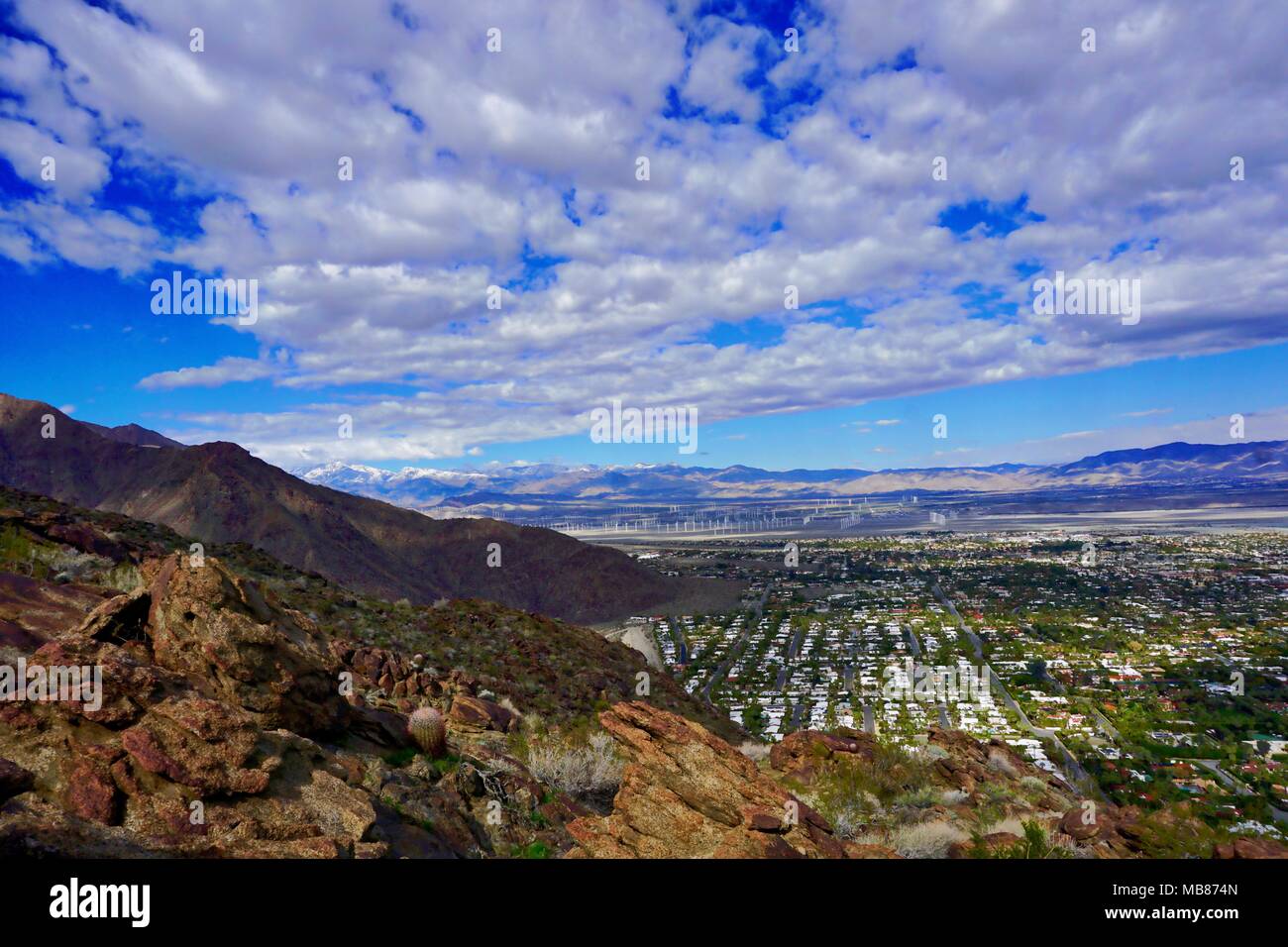 Auf lange Sicht von North Palm Springs von Wanderwegen in den nahe gelegenen Bergen Stockfoto